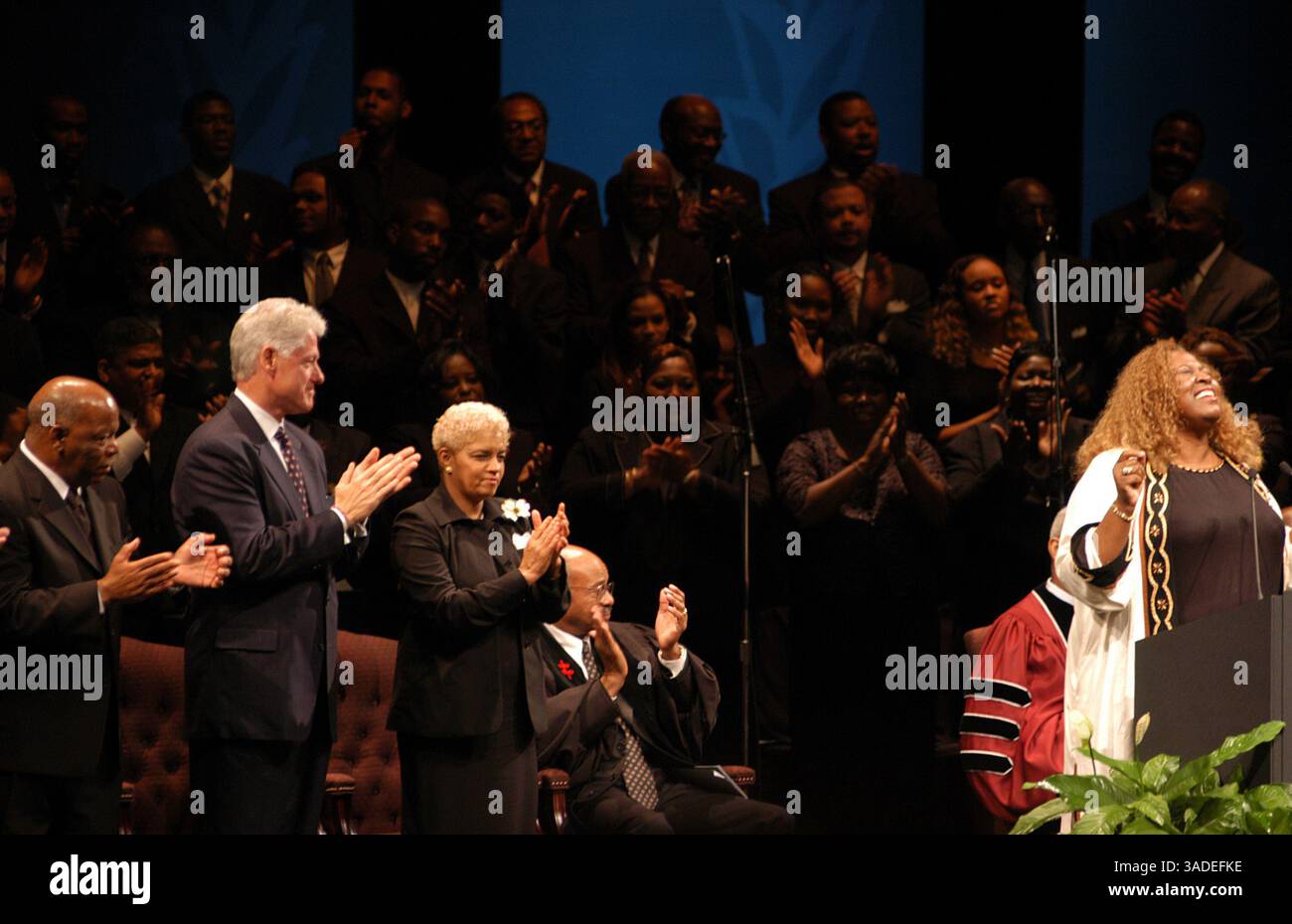 28 juin 2003 ; Atlanta, GA, États-Unis ; le député LEWIS, l'ancien président BILL CLINTON et la mairesse d'Atlanta SHIRLEY FRANKLIN se joignent au public pour se lever, applaudir et se balancer devant l'interprétation émouvante de « His Eye is on the Sparrow » du soliste ROBIN BROWN lors d'un mémorial pour l'ancien maire d'Atlanta Maynard Jackson. (Crédit image : Brenda J. Turner/ZUMAPRESS.com) Banque D'Images