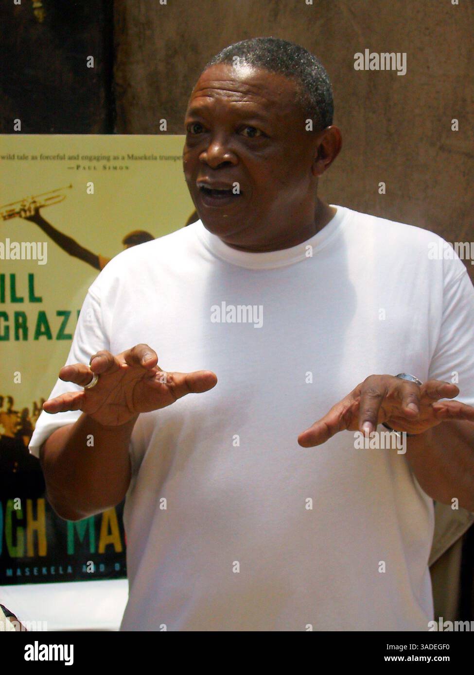 27 mai 2004 ; Atlanta, GA, États-Unis ; HUGH MASEKELA signe des copies de Still Grazing : The musical Journey of Hugh Masekela. L'autobiographie de la légende sud-africaine du jazz et pionnier de la musique du monde a été co-écrite avec Michael Cheers. La signature a eu lieu au Justin's Restaurant and Bar à Atlanta. (Crédit image : Brenda J. Turner/ZUMAPRESS.com) Banque D'Images