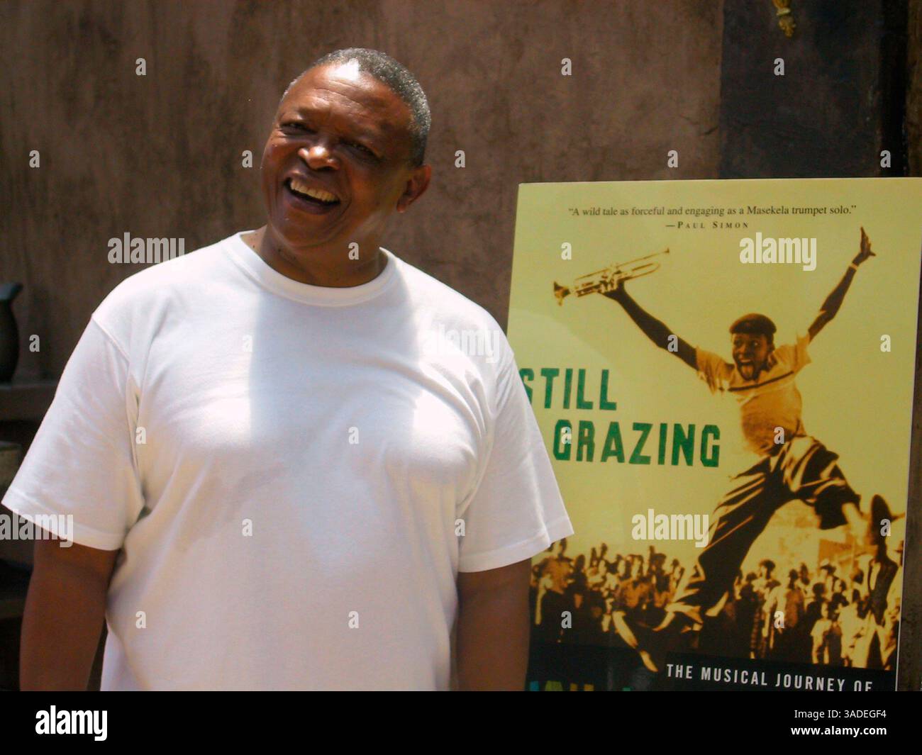27 mai 2004 ; Atlanta, GA, États-Unis ; HUGH MASEKELA signe des copies de Still Grazing : The musical Journey of Hugh Masekela. L'autobiographie de la légende sud-africaine du jazz et pionnier de la musique du monde a été co-écrite avec Michael Cheers. La signature a eu lieu au Justin's Restaurant and Bar à Atlanta. (Crédit image : Brenda J. Turner/ZUMAPRESS.com) Banque D'Images