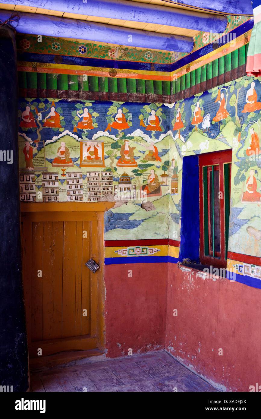 Murs intérieurs peints du monastère de Likir ornés de peintures murales bouddhistes vibrantes, Ladakh, Inde. Banque D'Images