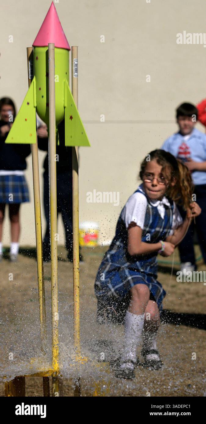 Felix Adamo / le californien. Laissant un souffle de pulvérisation, la fusée rose et verte de Darby Hurlbert, neuf ans, se dirige vers les cieux. Les élèves de troisième année de l'école d'aide Our Lady of Perpetual ont fabriqué les fusées à partir de bouteilles en plastique de deux litres, partiellement remplies d'eau, puis pressurisées avec environ 45 psi d'air pour la poussée de décollage. (Crédit image : The Bakersfield Californian/ZUMAPRESS.com) Banque D'Images