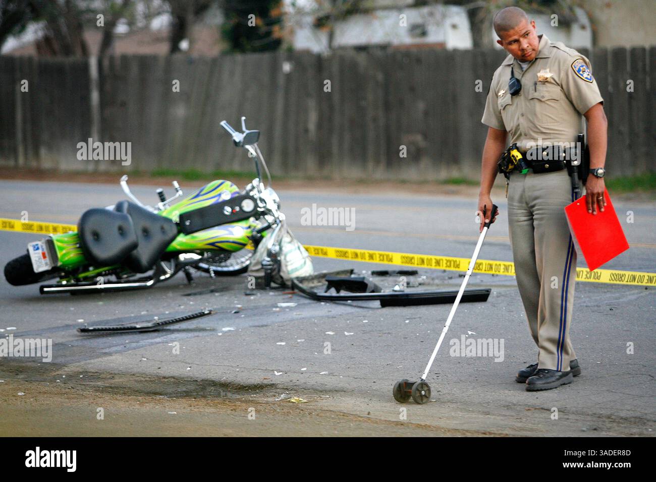 Coco Walters / le californien. Jose Davila, officier de la patrouille routière californienne, prend quelques mesures sur les lieux d'un accident mortel de moto près de l'intersection de Beale Ave et Bernard St à Bakersfield. (Crédit image : The Bakersfield Californian/ZUMAPRESS.com) Banque D'Images