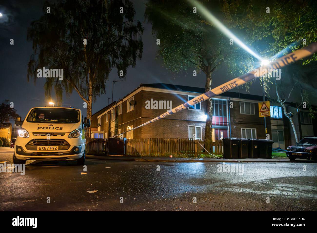Hockley Close, Lozells, Birmingham. 29/04/2023 - sept hommes ont été arrêtés pour tentative de meurtre après des coups de feu tirés à North Birmingham samedi après-midi (29 avril). La police déclare qu'ils sont tous toujours en détention alors que des enquêtes accélérées sont en cours pour « l'attaque ciblée » et que plusieurs véhicules ont également été saisis Banque D'Images