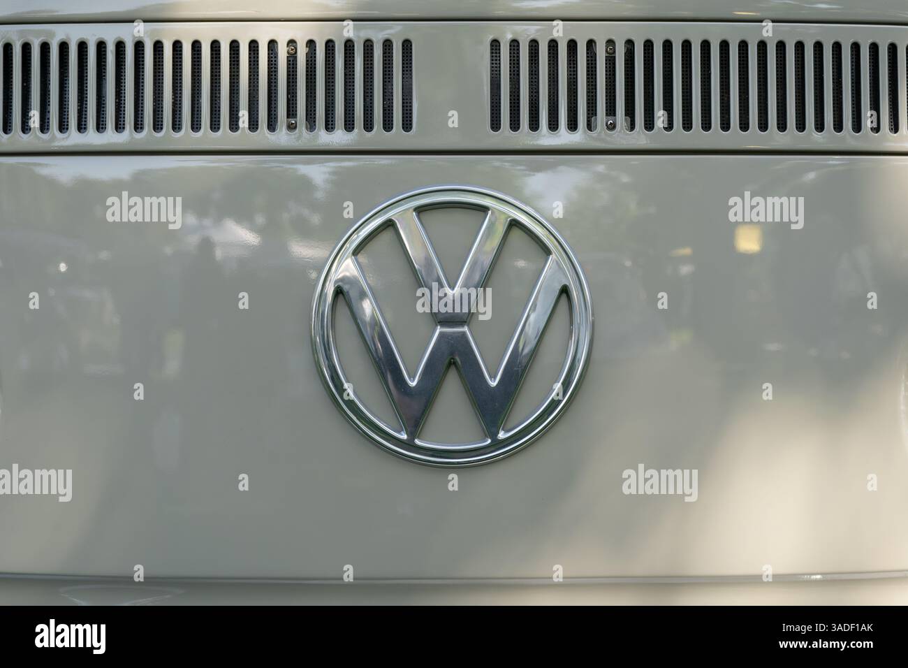 Boulder City, NV / États-Unis - 5 avril 2025 : événement annuel de VW Invade the Dam mettant en vedette des Volkswagen refroidis à l'eau et à l'air et d'autres voitures anciennes Banque D'Images