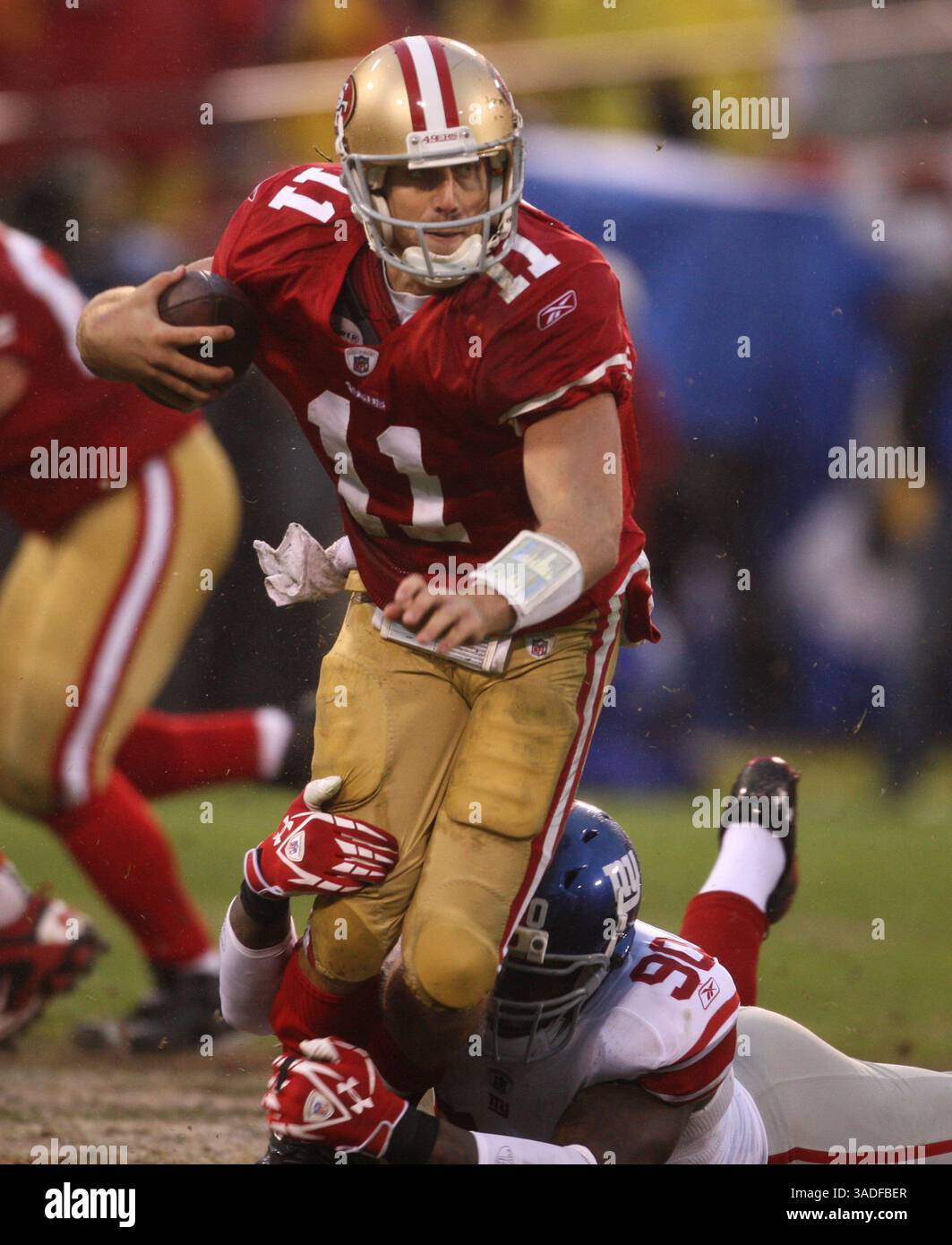 9 novembre 2011 - San Francisco, CA, USA - le quarterback des 49ers de San Francisco Alex Smith (11) est abattu par Jason Pierre-Paul des Giants de New York dans le deuxième quart de leur match de championnat NFC au Candlestick Park à San Francisco, Californie, le dimanche 22 janvier 2012. (Crédit image : © Patrick Tehan/San Jose Mercury News/MCT/ZUMAPRESS.com) Banque D'Images
