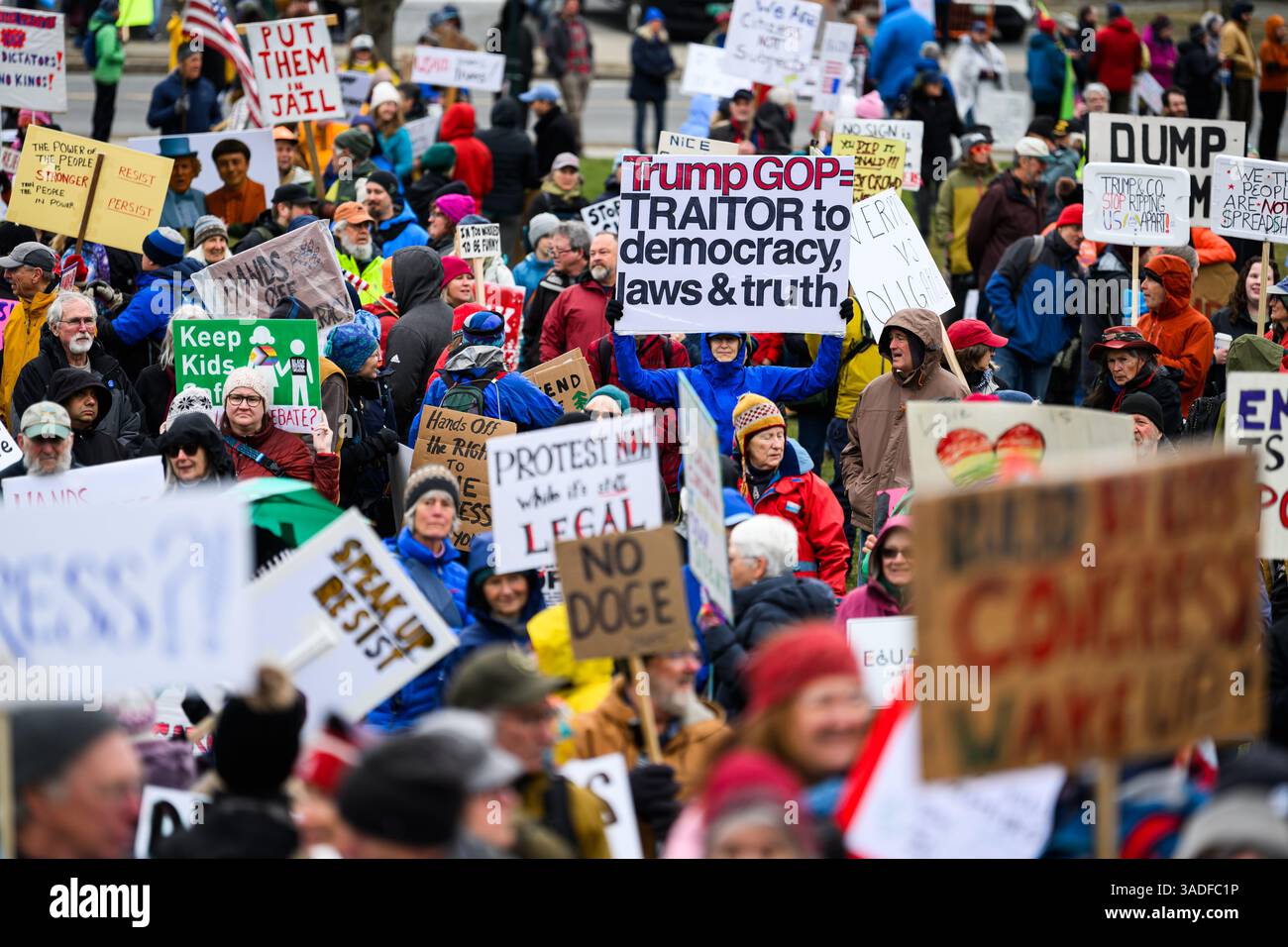 Montpelier, Vermont, États-Unis, 5 avril 2025. Manifestants lors d'une manifestation Trump en 50501 le 5 avril 2025, à la Vermont State House à Montpelier, VT, États-Unis, dans le cadre des rassemblements Hands Off organisés autour des États-Unis. John Lazenby/Alamy Live News Banque D'Images