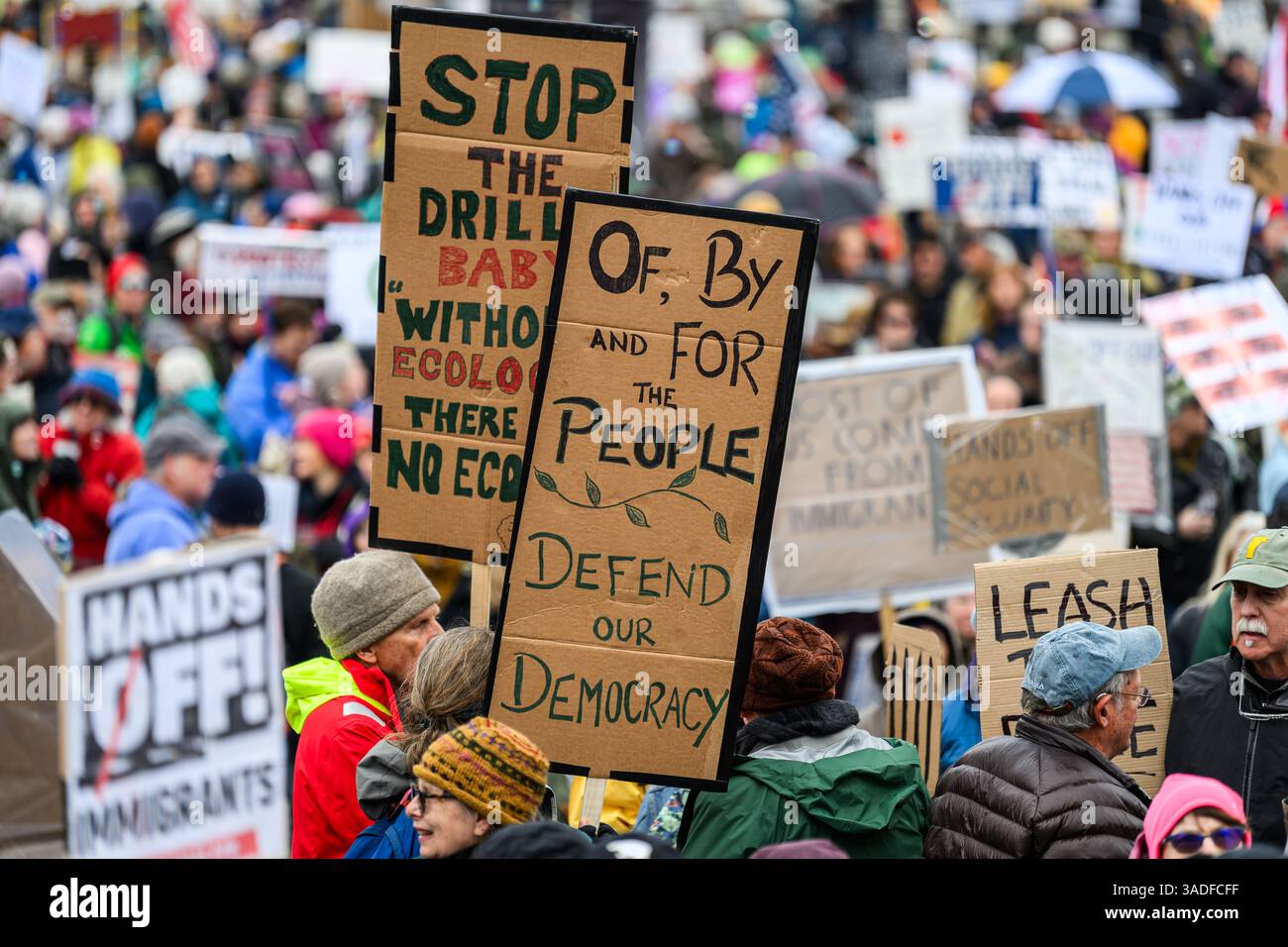 Montpelier, Vermont, États-Unis, 5 avril 2025. Manifestants lors d'une manifestation Trump en 50501 le 5 avril 2025, à la Vermont State House à Montpelier, VT, États-Unis, dans le cadre des rassemblements Hands Off organisés autour des États-Unis. John Lazenby/Alamy Live News Banque D'Images