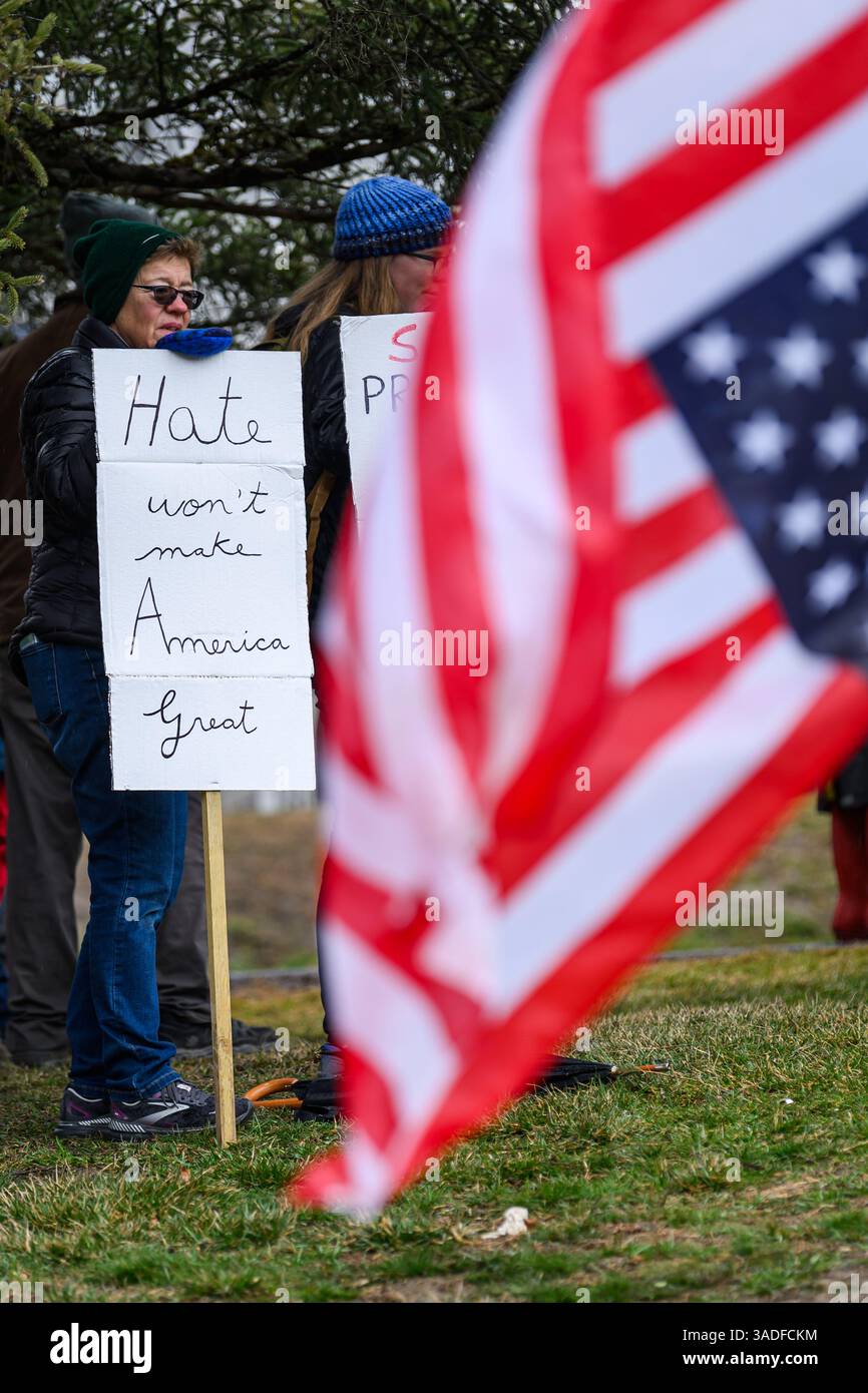 Montpelier, Vermont, États-Unis, 5 avril 2025. Manifestants lors d'une manifestation Trump en 50501 le 5 avril 2025, à la Vermont State House à Montpelier, VT, États-Unis, dans le cadre des rassemblements Hands Off organisés autour des États-Unis. John Lazenby/Alamy Live News Banque D'Images