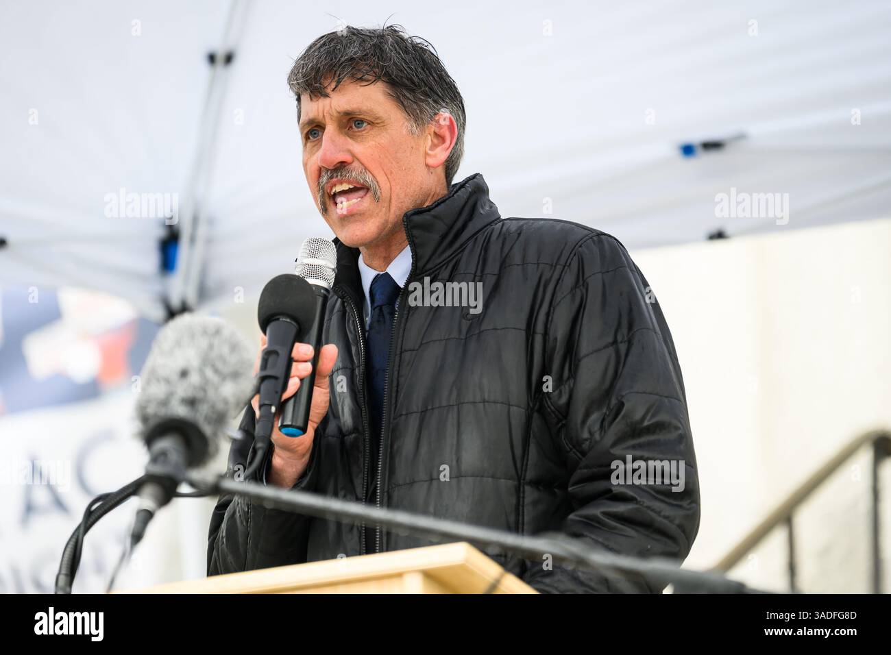 Montpelier, Vermont, États-Unis, 5 avril 2025. John Rodgers, un républicain et l'un des rares républicains aux États-Unis à dénoncer l'administration Trump, prend la parole lors d'une manifestation Trump en 50501 le 5 avril 2025, au Vermont State House à Montpelier, VT, États-Unis, dans le cadre des rassemblements Hands Off organisés autour des États-Unis. John Lazenby/Alamy Live News Banque D'Images