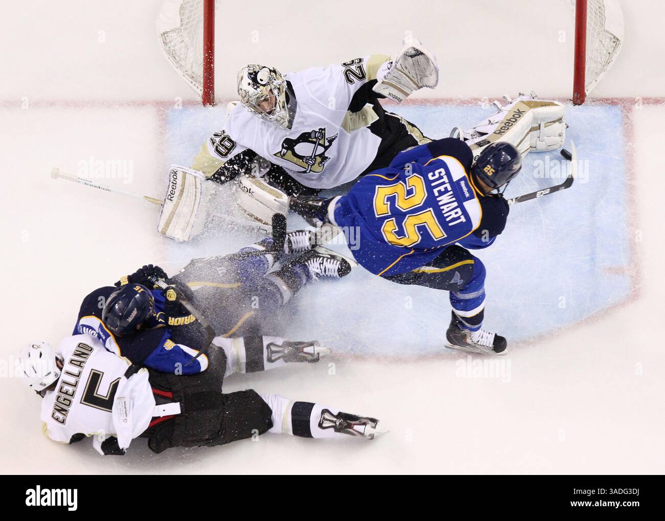 24 janvier 2012 - St Louis, MO, USA - le gardien des Penguins de Pittsburgh Marc-André Fleury, top, défend contre un tir de Chris Stewart (25) des nouveaux Louis Blues en deuxième période le mardi 24 janvier 2012, au Scottrade Center à établi Louis, Missouri. Les Penguins ont gagné dans une fusillade, 3-2. (Crédit image : © Chris Lee/préparé Louis Post-Dispatch/MCT/ZUMAPRESS.com) Banque D'Images