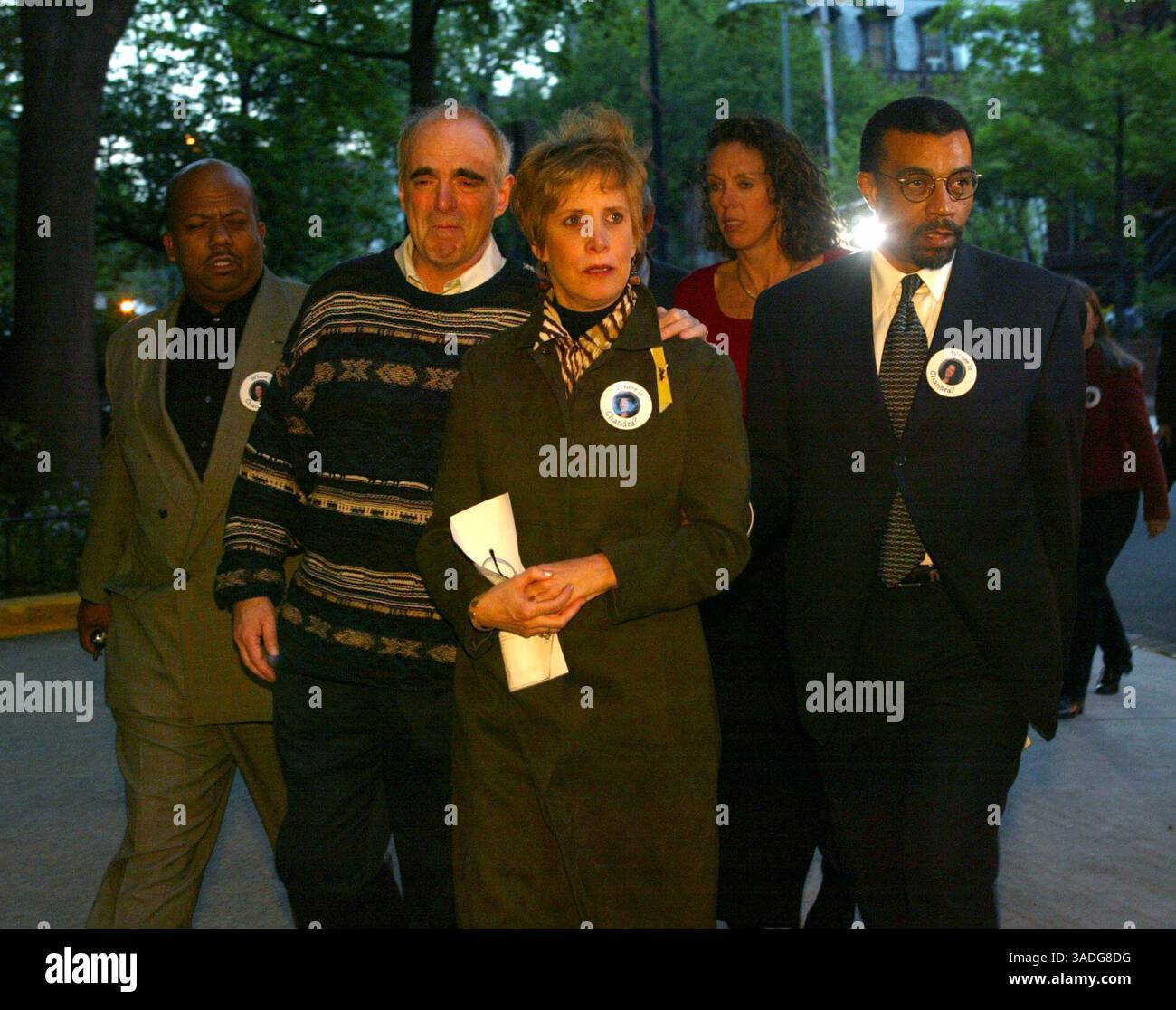 01 mai 2002 ; Washington, DC, États-Unis ; BOB et SUSAN LEVY avec leur avocat BILLY MARTIN (R) sont escortés à une conférence de presse et veillée aux chandelles pour honorer le premier anniversaire de la disparition de leur fille Chandra Levy. L'événement a eu lieu à l'extérieur de l'immeuble où vivait Chandra Levy. (Crédit image : Chris Kleponis/ZUMAPRESS.com) Banque D'Images