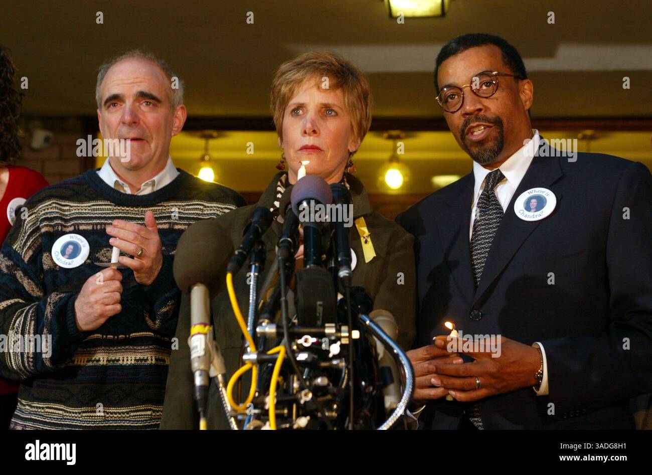 01 mai 2002 ; Washington, DC, États-Unis ; BOB et SUSAN LEVY avec leur avocat BILLY MARTIN lors d'une conférence de presse et veillée aux chandelles pour honorer le premier anniversaire de la disparition de leur fille Chandra Levy. L'événement a eu lieu à l'extérieur de l'immeuble où vivait Chandra Levy. (Crédit image : Chris Kleponis/ZUMAPRESS.com) Banque D'Images