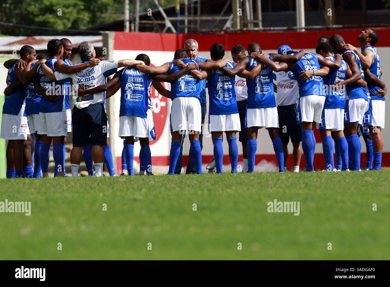 la Selección de Honduras entreno este día en la ciudad de San Pedro Sula, ante la propagación de la gripe H1N1 y la situación politica que vive la Nación. Hoy el ministro de salud asegura que se puede jugar el partido frente a la Selección de Costa Rica, este miercoles 12 de agosto y que se colocaran javones y suficuiente agua en los sanitarios y camerinos de los jugadores, entre las recomendaciones esta para los aficionados que tengan malestares de gripe no asistir al Estadio Olimpico de la Norteña ciudad (crédit : El Diario/ZUMAPRESS.com) Banque D'Images