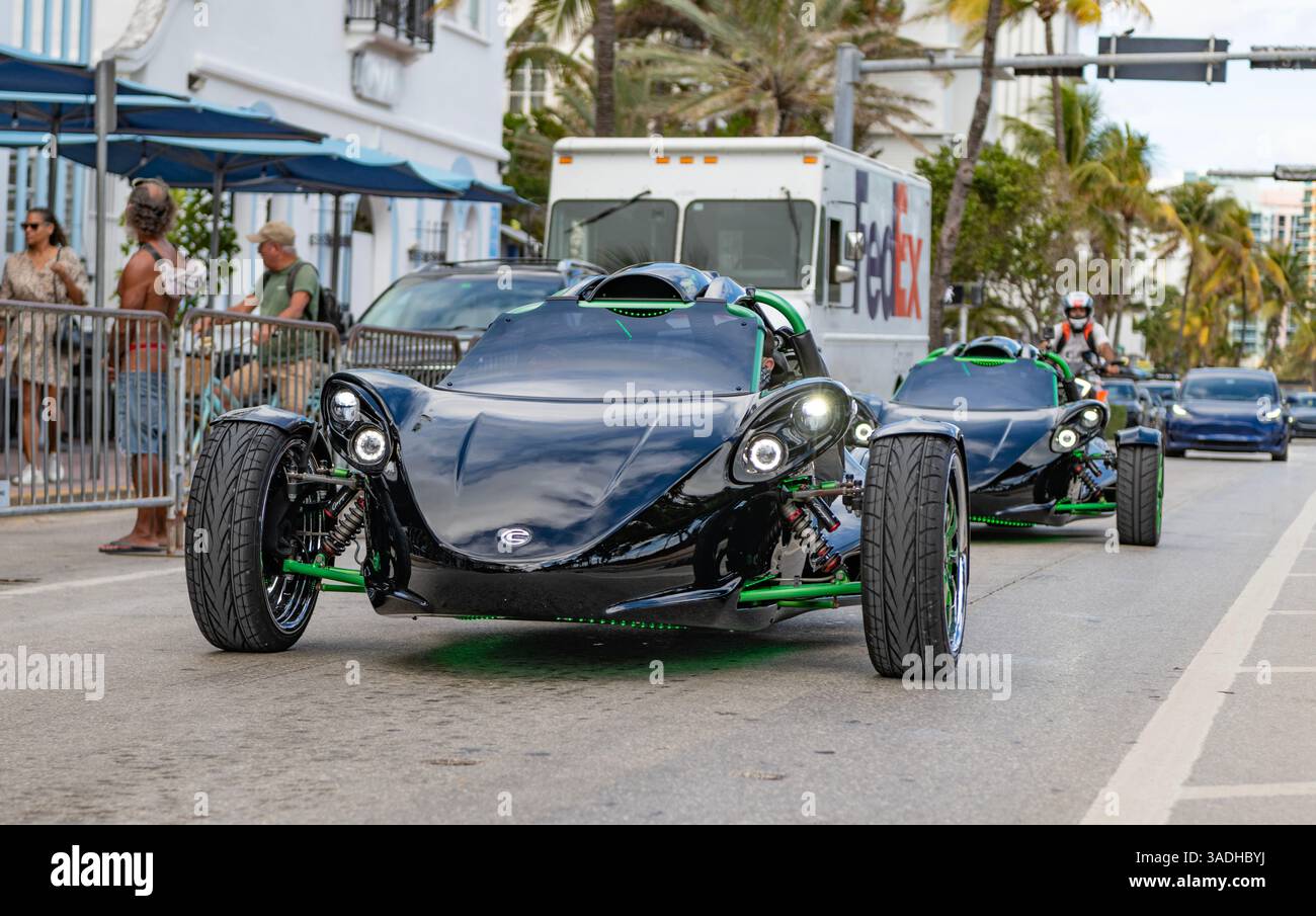 Miami, Floride, États-Unis - 08 décembre 2024 : Campagna T-Rex trike. Motocyclette de type Campagna T-Rex trike. Tricycle de Campagna T-Rex sur la route Banque D'Images