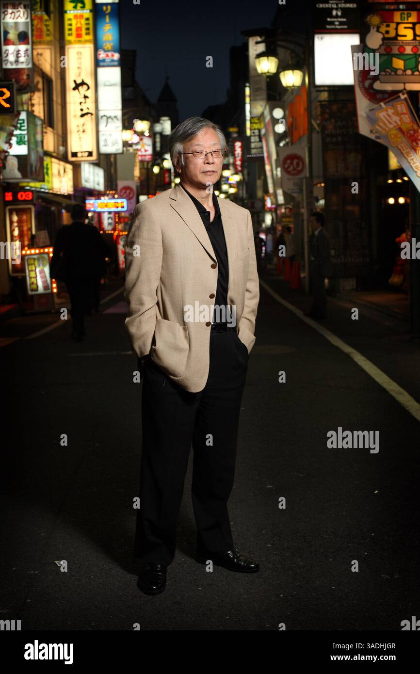 09 mai 2008 - Tokyo, Japon - MANABU MIYAZAKI, 63 ans, auteur de Toppamono, né à Yakuza. En 1965, il entersÊ Université Waseda à Tokyo, rejoint l'activisme étudiant ou la révolte étudiante. Dans les années 70, il avait travaillé comme journaliste pour le magazine hebdomadaire d'information 'Shukan Gendai.' Miyazaki posant pour la caméra à Kabuki-cho, anÊentertainment et le quartier rouge de Shinjuku (crédit image : Ko Sasak/ZUMAPRESS.com) Banque D'Images