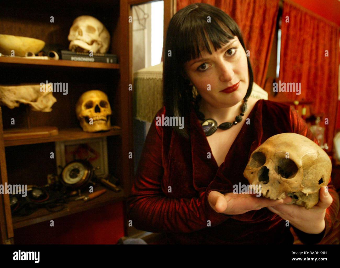21 janvier 2012 - Oakland, CA, USA - Maggie Simpson montre une collection de crânes à sa maison à Oakland, Californie, le 21 janvier 2012. Certains crânes sont réels et ont été utilisés à des fins d'enseignement, a-t-elle dit. Simpson, qui s'est mariée dans un cimetière il y a quelques années, est une artiste d'Oakland et ne se considère pas gothique en soi, mais exprime clairement des tendances gothiques à travers sa maison et son logement (crédit image : © Ray Chavez/Oakland Tribune/MCT/ZUMAPRESS.com) Banque D'Images
