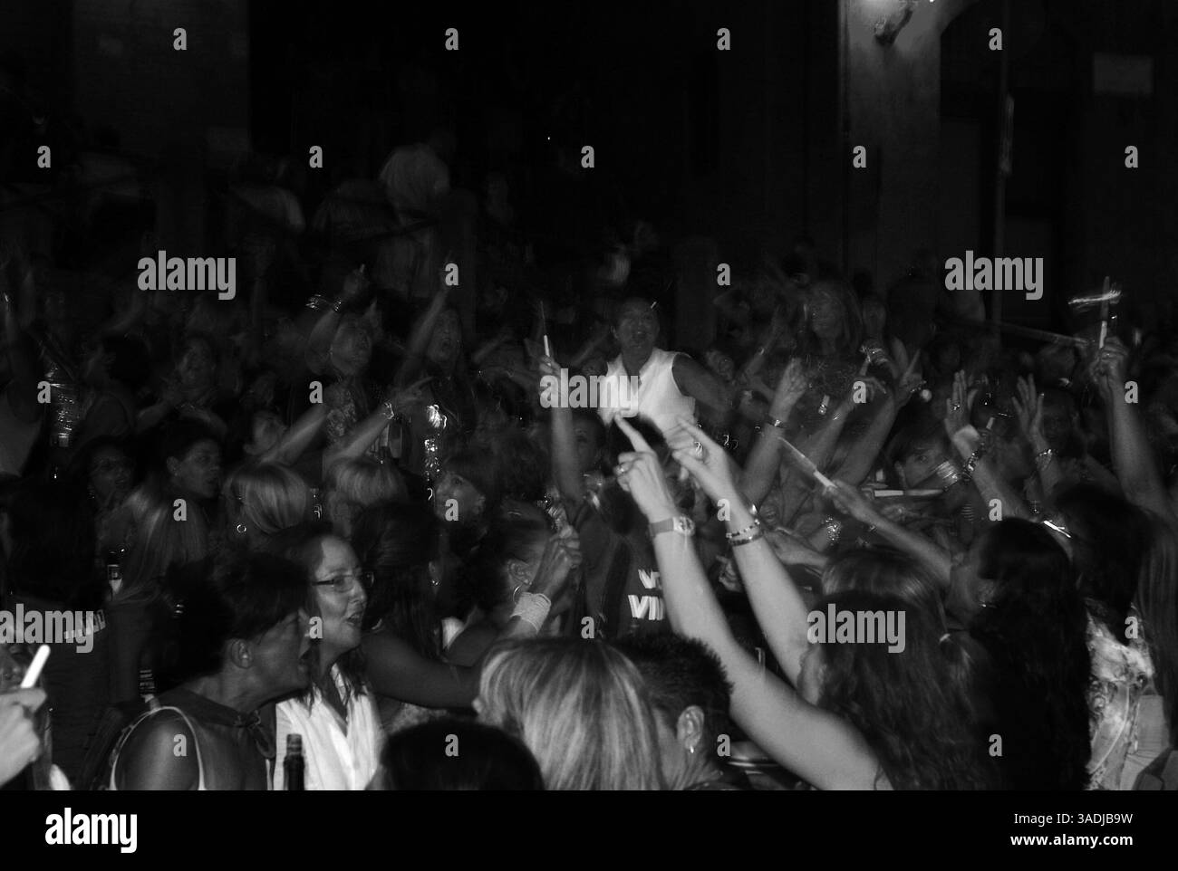 01 juil. 2006 - Sienne, Toscane, Italie - chaque premier jour de juillet et chaque 16 août à Sienne, une vieille et belle ville de la région de Toscane au milieu de l'Italie, célébrez l'événement médiéval le plus important et typique appelé 'le Palio'. Le Palio est une tradition séculaire historique strictement liée à l'origine des Contradas de Sienne (districts dans lesquels la ville est divisée). À l'origine, il y avait environ cinquante-neuf 'Contrade', maintenant seulement dix-sept restent, dont dix participent au concours historique et à la course à chaque Palio, sept à droite et trois tirés au sort. L'esprit Banque D'Images