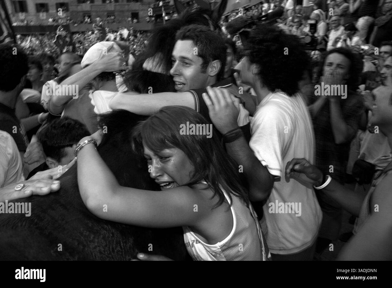 01 juil. 2006 - Sienne, Toscane, Italie - chaque premier jour de juillet et chaque 16 août à Sienne, une vieille et belle ville de la région de Toscane au milieu de l'Italie, célébrez l'événement médiéval le plus important et typique appelé 'le Palio'. Le Palio est une tradition séculaire historique strictement liée à l'origine des Contradas de Sienne (districts dans lesquels la ville est divisée). À l'origine, il y avait environ cinquante-neuf 'Contrade', maintenant seulement dix-sept restent, dont dix participent au concours historique et à la course à chaque Palio, sept à droite et trois tirés au sort. L'esprit Banque D'Images