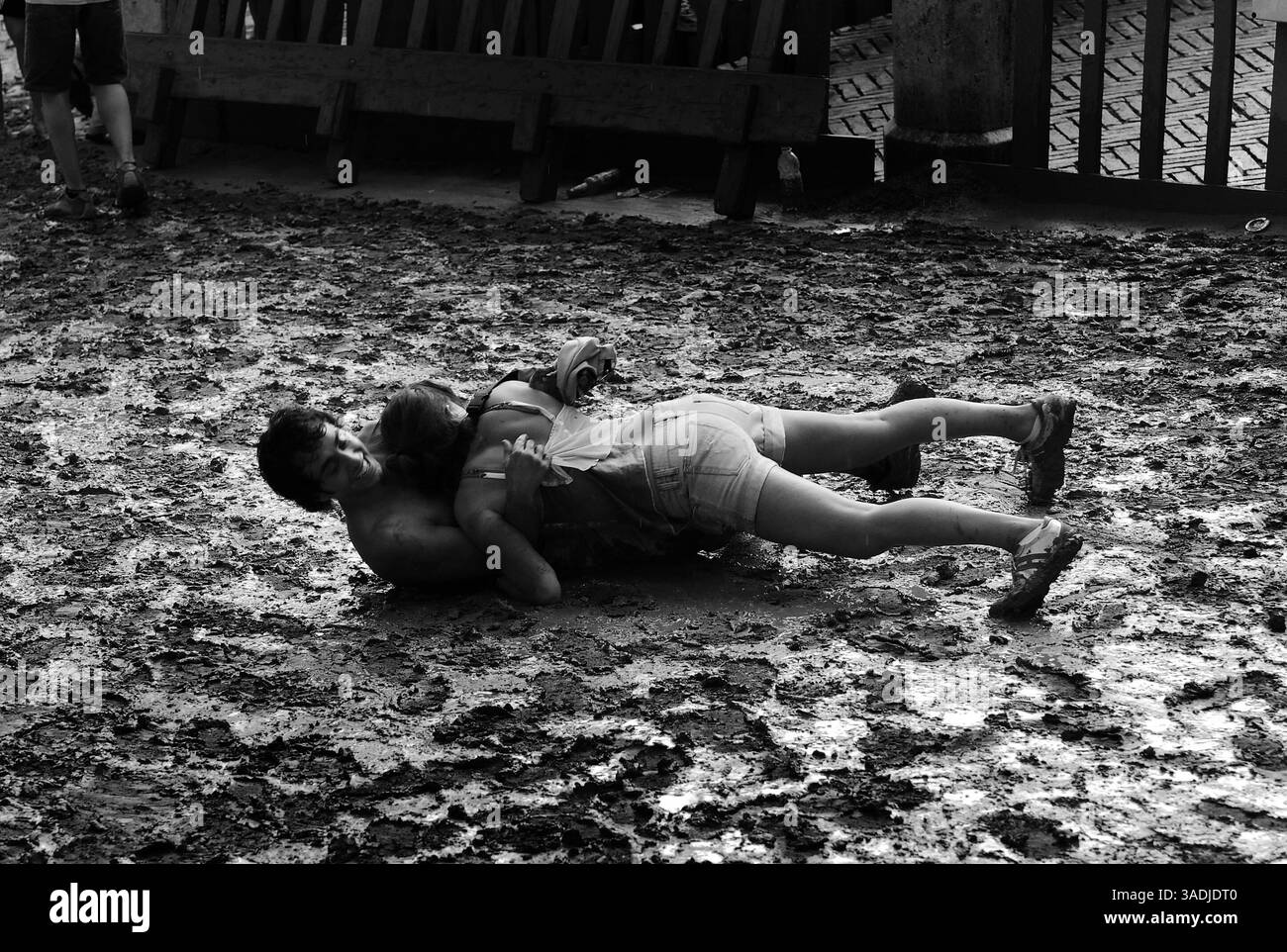 01 juil. 2006 - Sienne, Toscane, Italie - chaque premier jour de juillet et chaque 16 août à Sienne, une vieille et belle ville de la région de Toscane au milieu de l'Italie, célébrez l'événement médiéval le plus important et typique appelé 'le Palio'. Le Palio est une tradition séculaire historique strictement liée à l'origine des Contradas de Sienne (districts dans lesquels la ville est divisée). À l'origine, il y avait environ cinquante-neuf 'Contrade', maintenant seulement dix-sept restent, dont dix participent au concours historique et à la course à chaque Palio, sept à droite et trois tirés au sort. L'esprit Banque D'Images