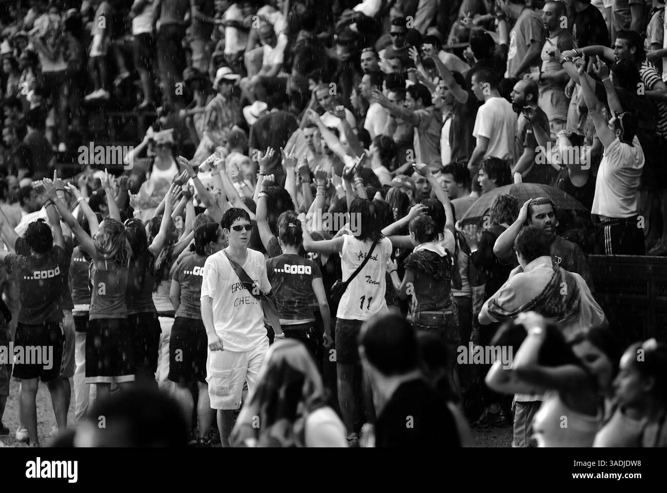 01 juil. 2006 - Sienne, Toscane, Italie - chaque premier jour de juillet et chaque 16 août à Sienne, une vieille et belle ville de la région de Toscane au milieu de l'Italie, célébrez l'événement médiéval le plus important et typique appelé 'le Palio'. Le Palio est une tradition séculaire historique strictement liée à l'origine des Contradas de Sienne (districts dans lesquels la ville est divisée). À l'origine, il y avait environ cinquante-neuf 'Contrade', maintenant seulement dix-sept restent, dont dix participent au concours historique et à la course à chaque Palio, sept à droite et trois tirés au sort. L'esprit Banque D'Images