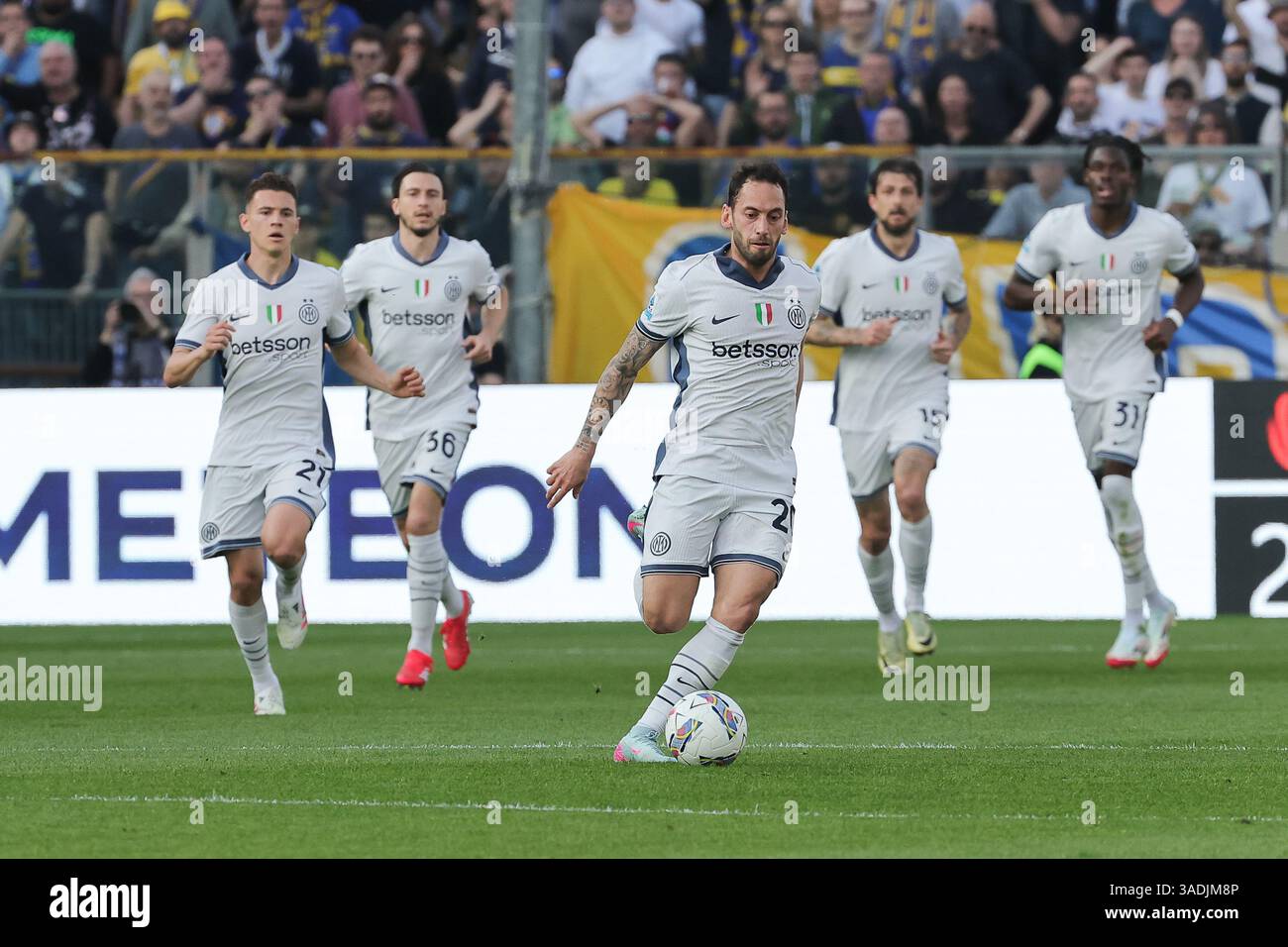 5 avril 2025 ; Stadio Ennio Tardini, Parme, Italie, Serie A Football, Parme contre l'Inter Milan ; Hakan Calhanoglu de l'Inter FC court avec le ballon Banque D'Images 5 avril 2025 ; Stadio Ennio Tardini, Parme, Italie, Serie A Football, Parme contre l'Inter Milan ; Hakan Calhanoglu de l'Inter FC court avec le ballon Banque D'Images