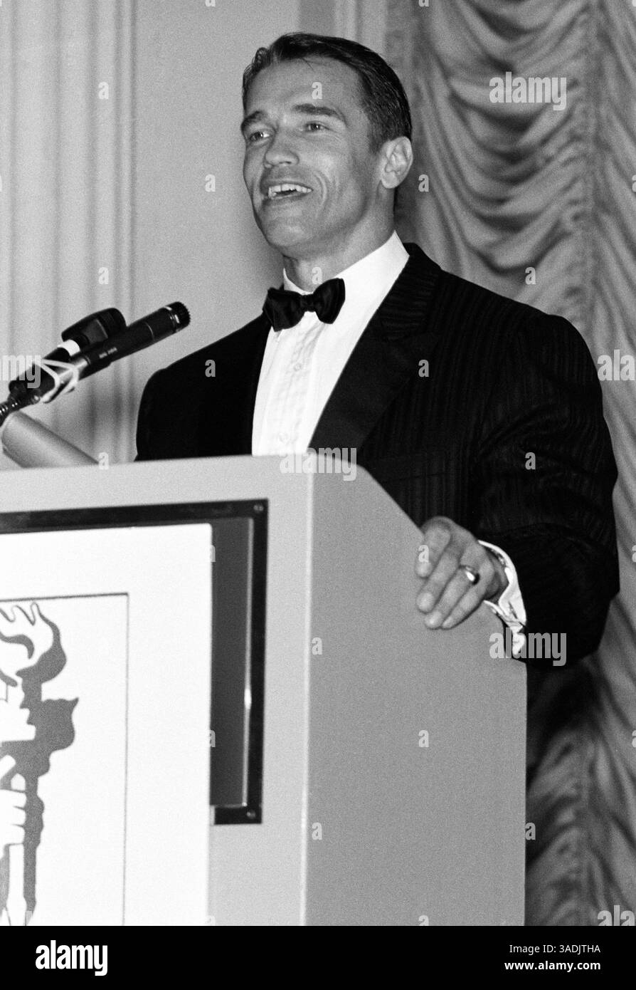 10 août 2003 ; Los angles, CA, États-Unis ; (PHOTO DE FICHIER) ARNOLD SCHWARZENEGGER, acteur d'origine autrichienne, a annoncé lors du spectacle Jay Leno qu'il se présenterait pour le gouverneur de Californie aux élections de révocation d'octobre. (PHOTO DU DOSSIER) Arnold Schwartzenegger prend la parole lors d'un banquet organisé en 1989 par la Fondation Reason. Raison, est un think tank libertaire basé À LOS ANGELES.. (Crédit image : Jonathan Nourok/ZUMAPRESS.com) Banque D'Images