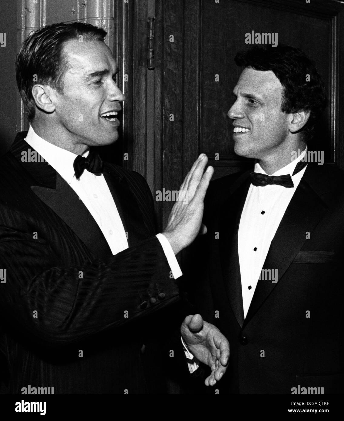 10 août 2003 ; Los angles, CA, États-Unis ; (PHOTO DE FICHIER) ARNOLD SCHWARZENEGGER, acteur d'origine autrichienne, a annoncé lors du spectacle Jay Leno qu'il se présenterait pour le gouverneur de Californie aux élections de révocation d'octobre. (PHOTO DU DOSSIER) Arnold Schwartzenegger discute avec MICHAEL MILKEN lors d'un banquet organisé en 1989 par la Fondation Reason. Reason, un think tank libertaire basé À LOS ANGELES, a présenté les deux comme orateurs. (Crédit image : Jonathan Nourok/ZUMAPRESS.com) Banque D'Images