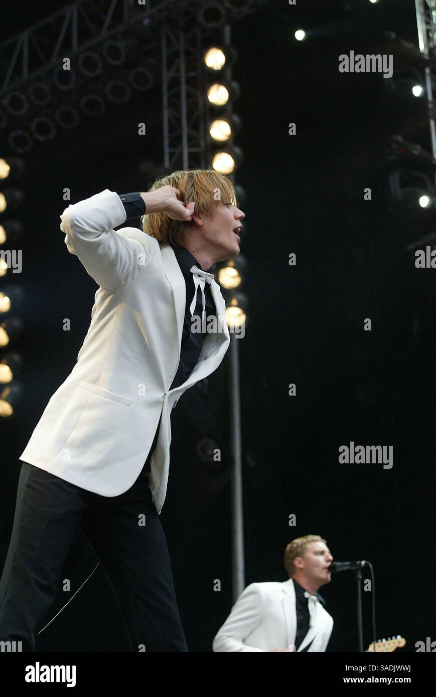 16 août 2005 ; Budapest, HONGRIE ; la chanteuse PELLE ALMQVIST et le guitariste NICHOLAUS ARSON. LES RUCHES se produisent en concert au Festival Sziget annuel à Budapest, Hongrie. (Crédit image : NorthFoto/ZUMAPRESS.com) Banque D'Images