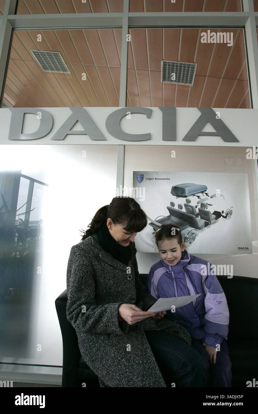 24 février 2007 - Hongrie, Budapest - les clients regardent les modèles 2007 de la Dacia Logan chez un concessionnaire à Budapest. Automobile Dacia sa est la filiale roumaine de Renault sa, deuxième constructeur automobile français. (Crédit image : NorthFoto/ZUMAPRESS.com) Banque D'Images