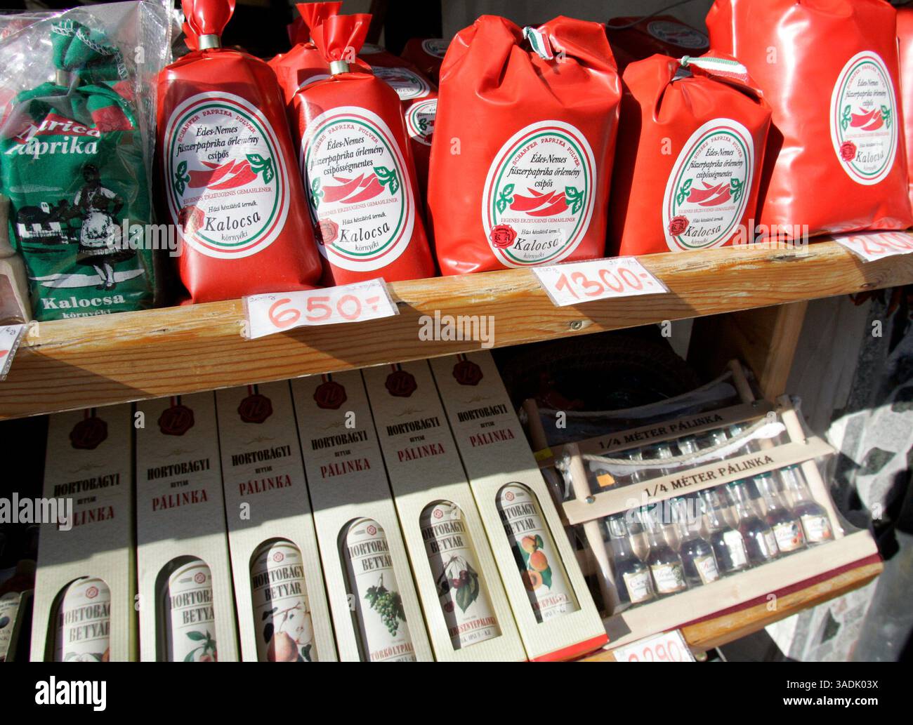 17 février 2008 - Heviz, Hongrie - sacs de paprika hongrois exposés à Heviz, Hongrie. Le paprika est une épice issue du broyage de poivrons rouges sucrés séchés et est utilisé comme ingrédient dans une grande variété de plats à travers le monde (crédit image : NorthFoto/ZUMAPRESS.com) Banque D'Images