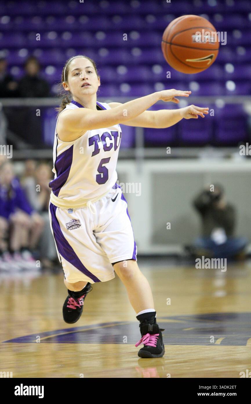 18 février 2012 - Fort Worth, TX, États-Unis - la garde Meagan Henson de l'Université chrétienne du Texas passe lors d'un match contre Boise State au Daniel-Meyer Coliseum de Fort Worth, Texas, le samedi 18 février 2012. TCU bat Boise State 73-69. (Crédit image : © Andrew Buckley/Fort Worth Star-Telegram/MCT/ZUMAPRESS.com) Banque D'Images