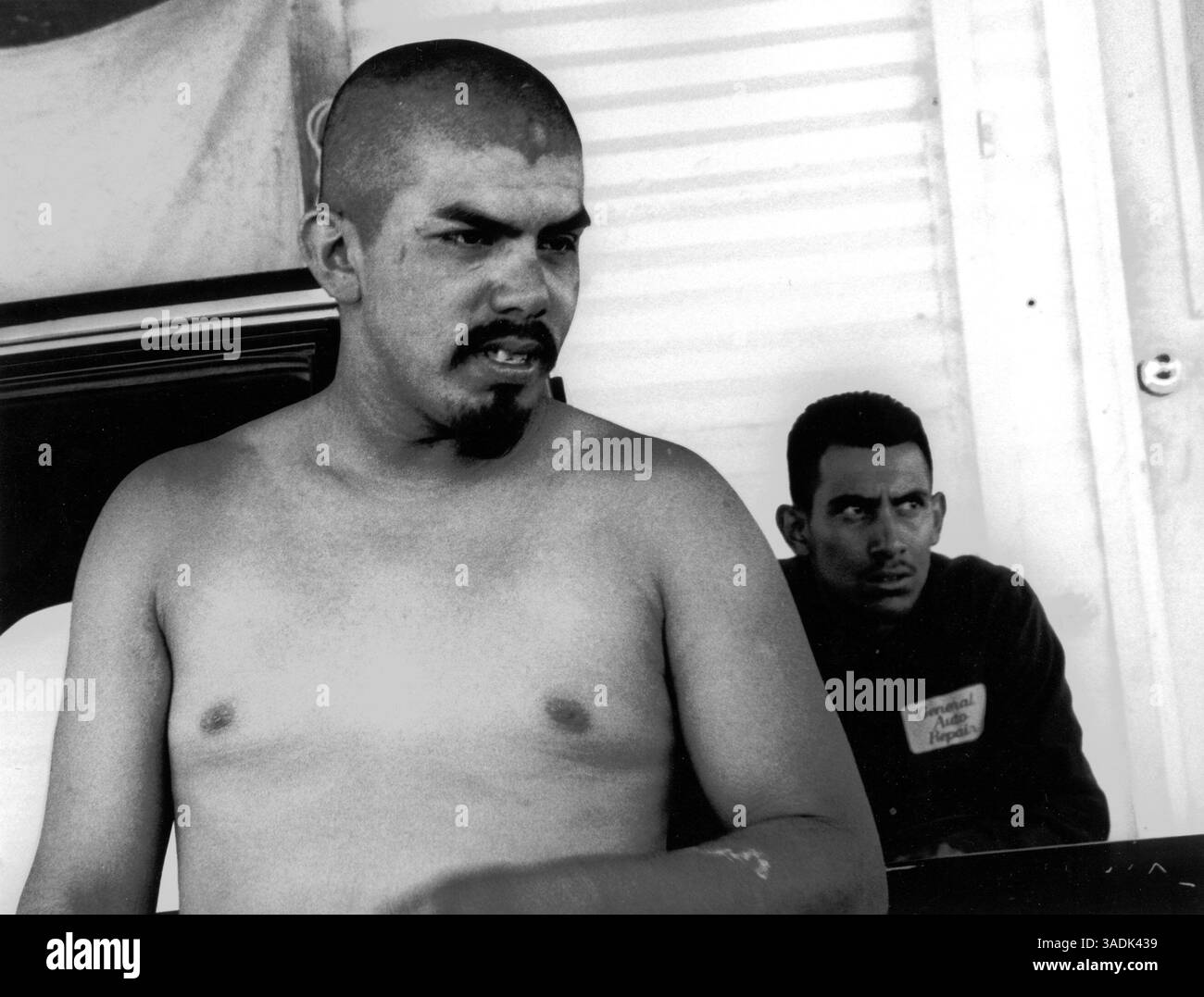 08 décembre 2004 ; la Mecque, CA, États-Unis ; ces hommes se détendent après une journée de travail dans les champs d'oignons. Ils vivent cinq ans dans une caravane sur une réserve indienne où les conditions de vie sordides ne sont souvent pas contrôlées et les violations du code sont monnaie courante. Le migrant Project vise à faire une chose : mettre un visage humain aux gens, qu'il s'agisse de familles vivant dans les lots de terre de la Mecque pendant des mois à la fois pendant la saison des raisins, de cueilleurs de tomates à Stockton qui courent à travers les champs boueux traînant des seaux de trente livres dans la chaleur brûlante, de journaliers qui se lèvent à 2h00 du matin pour traverser la frontière à Calexico alors seulement pour être exploités à 50 km Banque D'Images