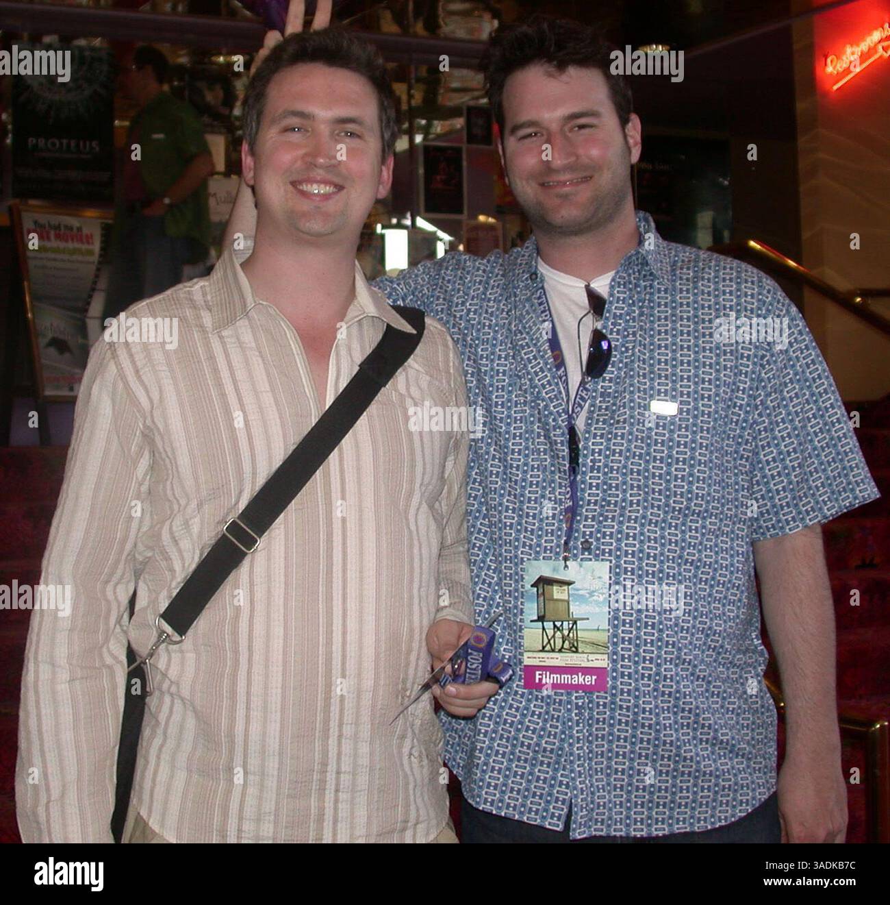 26 avril 2004 ; Newport Beach, CA, États-Unis ; le producteur/scénariste GLEN MCDONALD et le producteur exécutif ANDREW NISKER font la promotion de leur film « Loving the Inlaws » au Newport Beach film Festival. (Image de crédit : NBFF/ZUMAPRESS.com) Banque D'Images