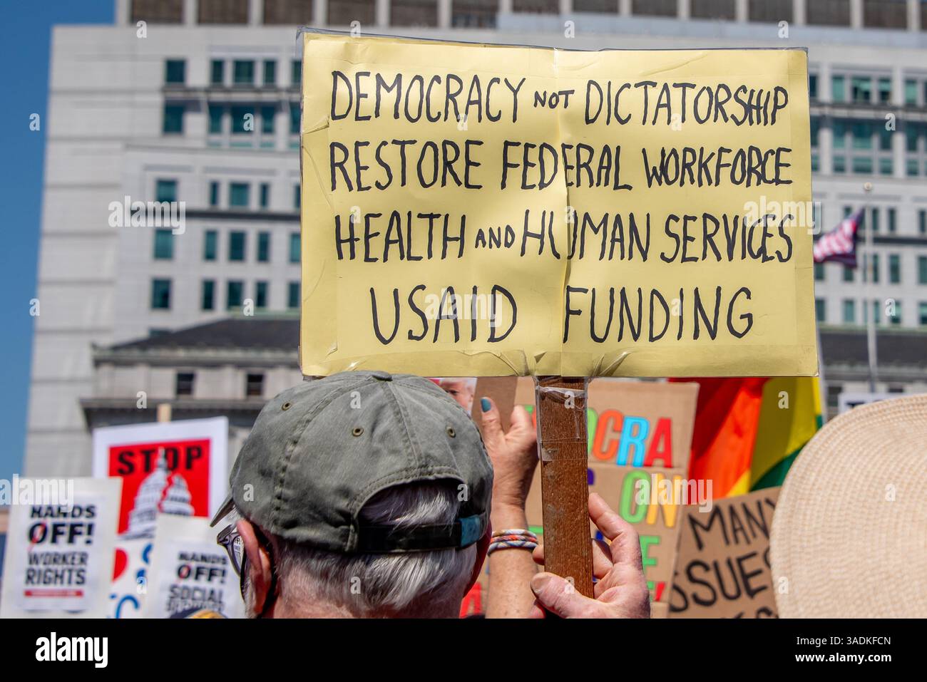 San Francisco, États-Unis. 5 avril 2025. Les manifestants se rassemblent au San Francisco Civic Center Plaza pour le Hands Off ! Protestation contre Donald Trump et Elon Musk. Parmi les signes, on peut lire : « la démocratie, pas la dictature. Restaurer la main-d'œuvre fédérale, la santé et les services sociaux, le financement de l'USAID. Crédit : Shelly Rivoli/Alamy Live News Banque D'Images
