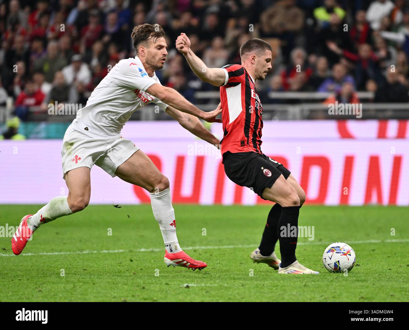 Milan. 6 avril 2025. Luka Jovic (R) de l'AC Milan tire pour marquer lors d'un match de football de Serie A entre l'AC Milan et la Fiorentina à Milan, Italie, en avril. 5, 2025. Crédit : Xinhua/Alamy Live News Banque D'Images