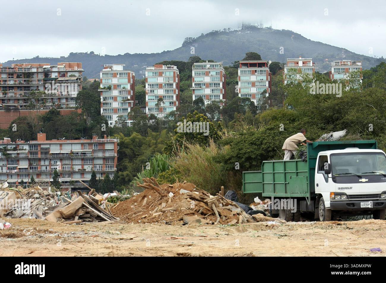 26 février 2012 - Caracas, DISTRITO CAPITALE, Venezuela - Escombros, basura y otros desechos son descargados en el terreno autorizado por funcionarios de la alcaldÃ­a, ubicado en la vÃ­a principal de Caicaguana, en El Hatillo. Vecinos de la zona denuncian que esta acciÃ³n amenaza el curso de quebradas que desembocan en el rÃ­o Guaire. CARACAS, 27-02-2012 (WILLIAM DUMONT / EL NACIONAL). Prohibido el uso o reproducciÃ³n de esta imagen en Venezuela. (Crédit image : © El Nacional/GDA/ZUMAPRESS.com) Banque D'Images