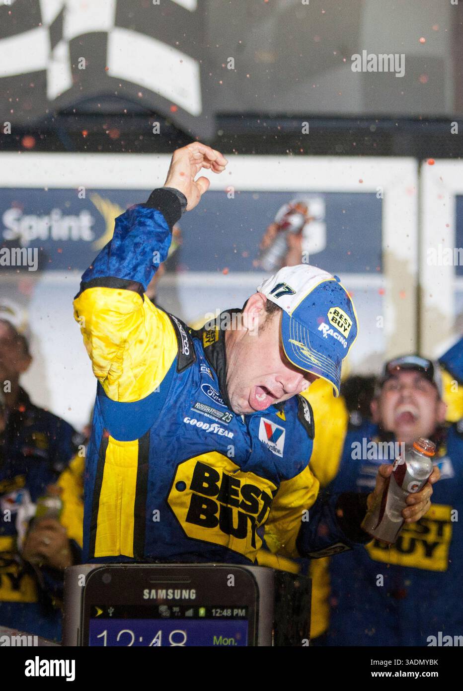 27 février 2012 - Daytona Beach, Floride, États-Unis - MATT KENSETH célèbre avoir remporté la course Daytona 500 au Daytona International Speedway. (Crédit image : © ASP/Cal Sport Media/ZUMAPRESS.com) Banque D'Images