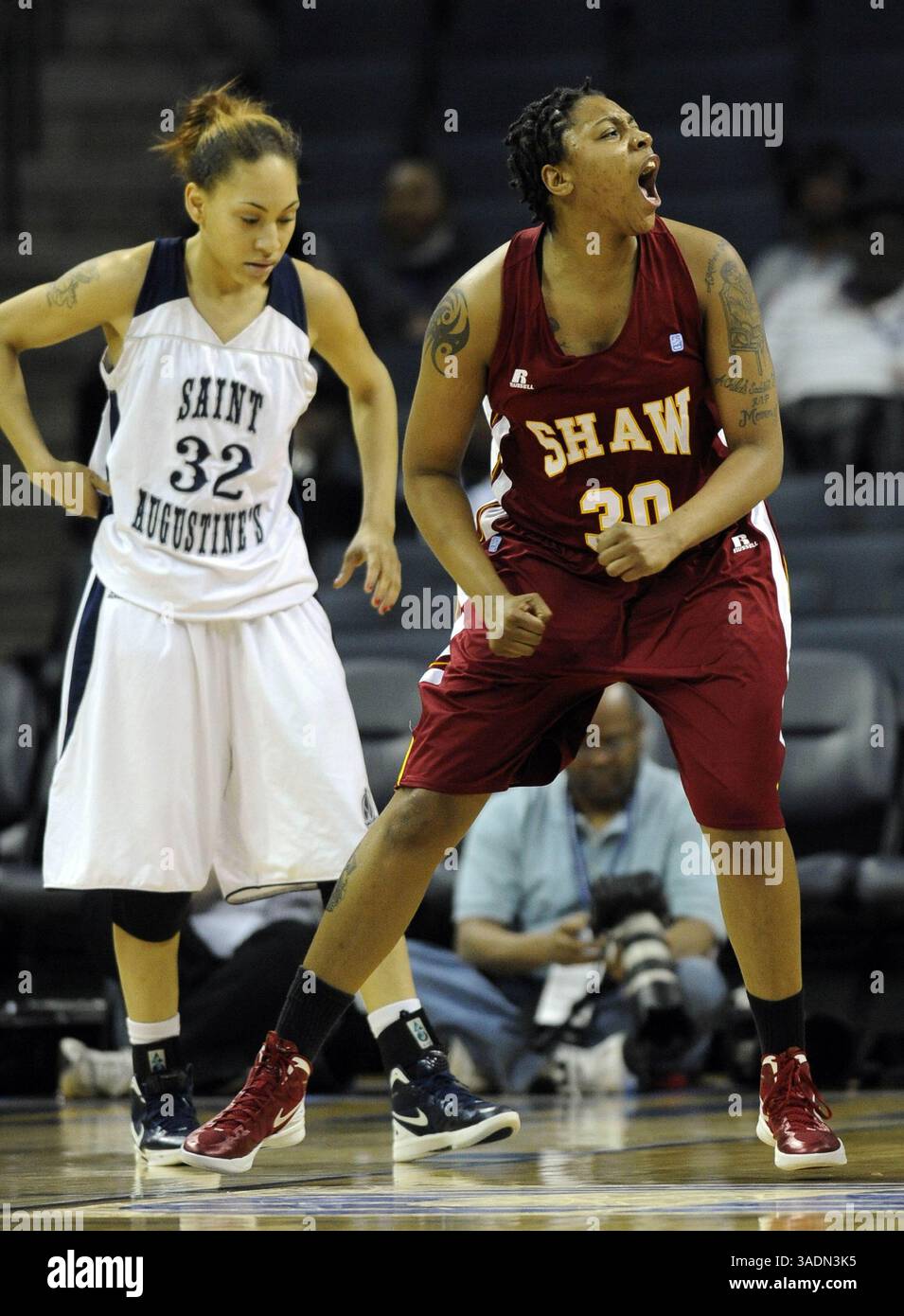 29 fév. 2012 - Charlotte, Caroline du Nord, États-Unis - Shaw's CRYSTAL HARRIS (30) célèbre son panier et une faute en fin de match, comme le montre VICTORIA DAVIS (32) d'Augustine lors de leurs quarts de finale de basket-ball féminin CIAA à Time Warner Arena. Shaw a gagné, 80-73. (Crédit image : © David T. Foster III/Charlotte observer/MCT/ZUMAPRESS.com) Banque D'Images