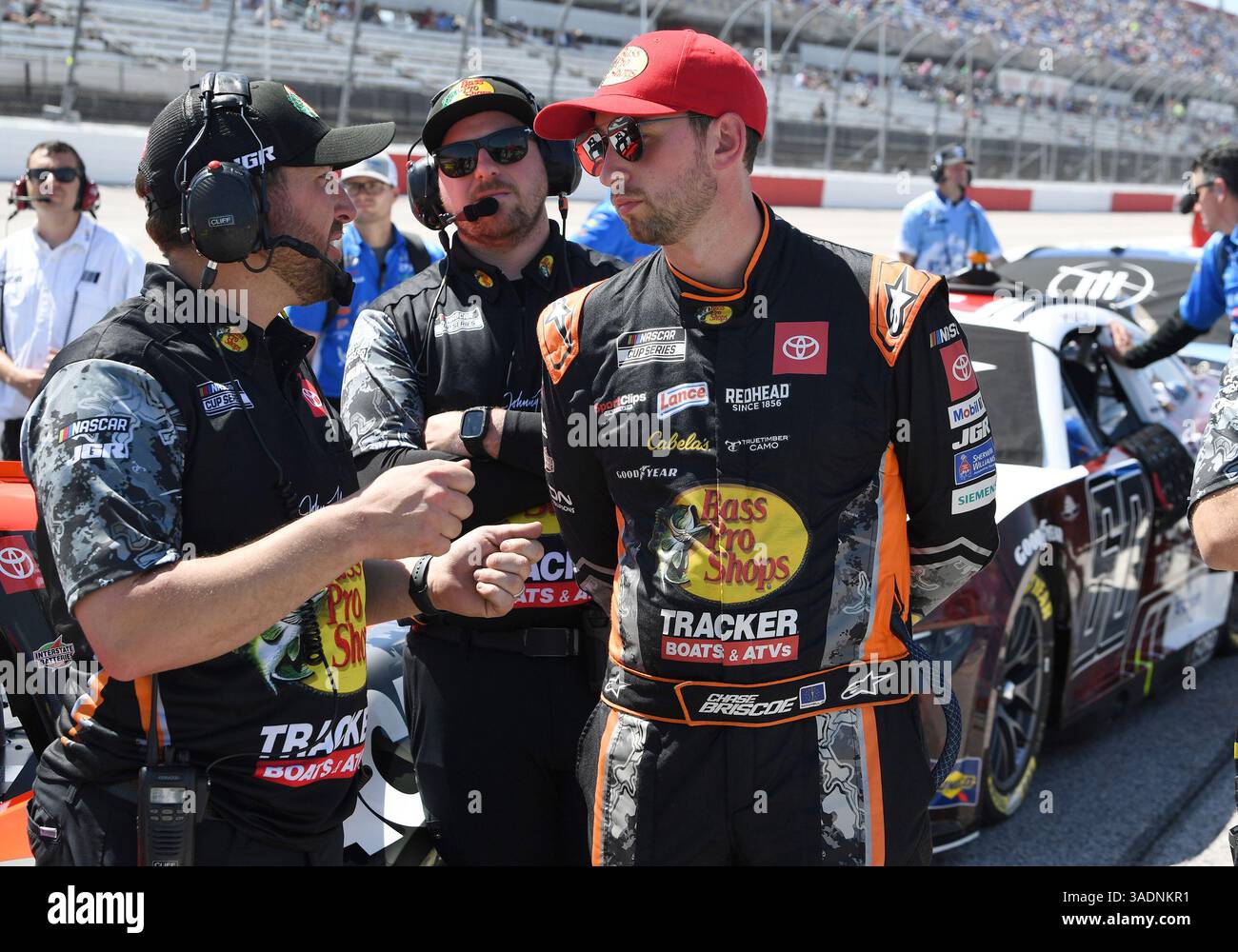 DARLINGTON, SC - APRIL 05: Chase Briscoe (#19 Joe Gibbs Racing Bass Pro Shops Toyota) talks to a crew member during qualifying for the running of the NASCAR Cup Series Goodyear 400 on April 05, 2025, at Darlington Raceway in Darlington, SC. (Photo by Jeffrey Vest/Icon Sportswire) (Icon Sportswire via AP Images) Banque D'Images