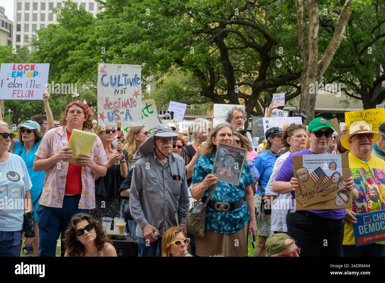 Nouvelle-Orléans, LOUISIANE, États-Unis - 5 avril 2025 : manifestants avec des pancartes lors de la manifestation nationale Hands Off sur Lafayette Square, dans le centre-ville de la Nouvelle-Orléans Banque D'Images