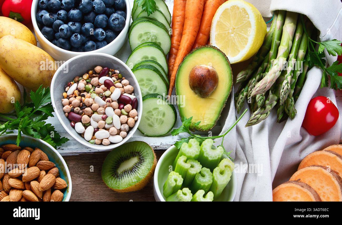 Meilleurs aliments alcalins sur un fond en bois. Végétalien, concept de régime alcalin. Vue de dessus. Panorama. Banque D'Images