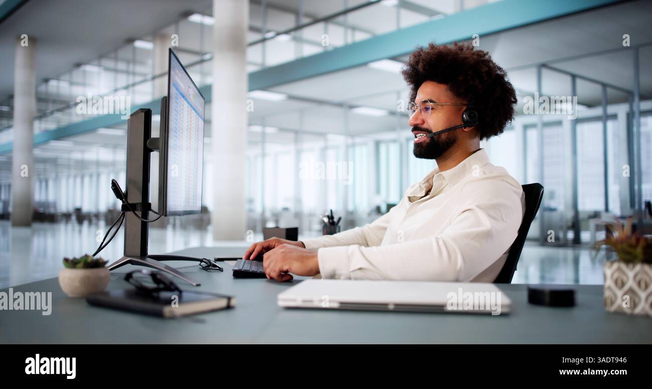 Un spécialiste du support technique assiste le client en cas de problèmes informatiques par téléphone Banque D'Images