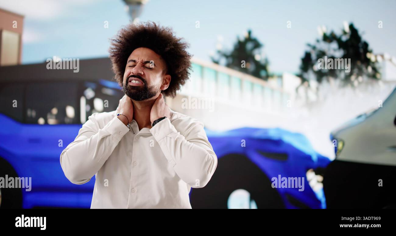 Réclamation d'assurance auto pour conducteur afro-américain avec Whiplash Banque D'Images