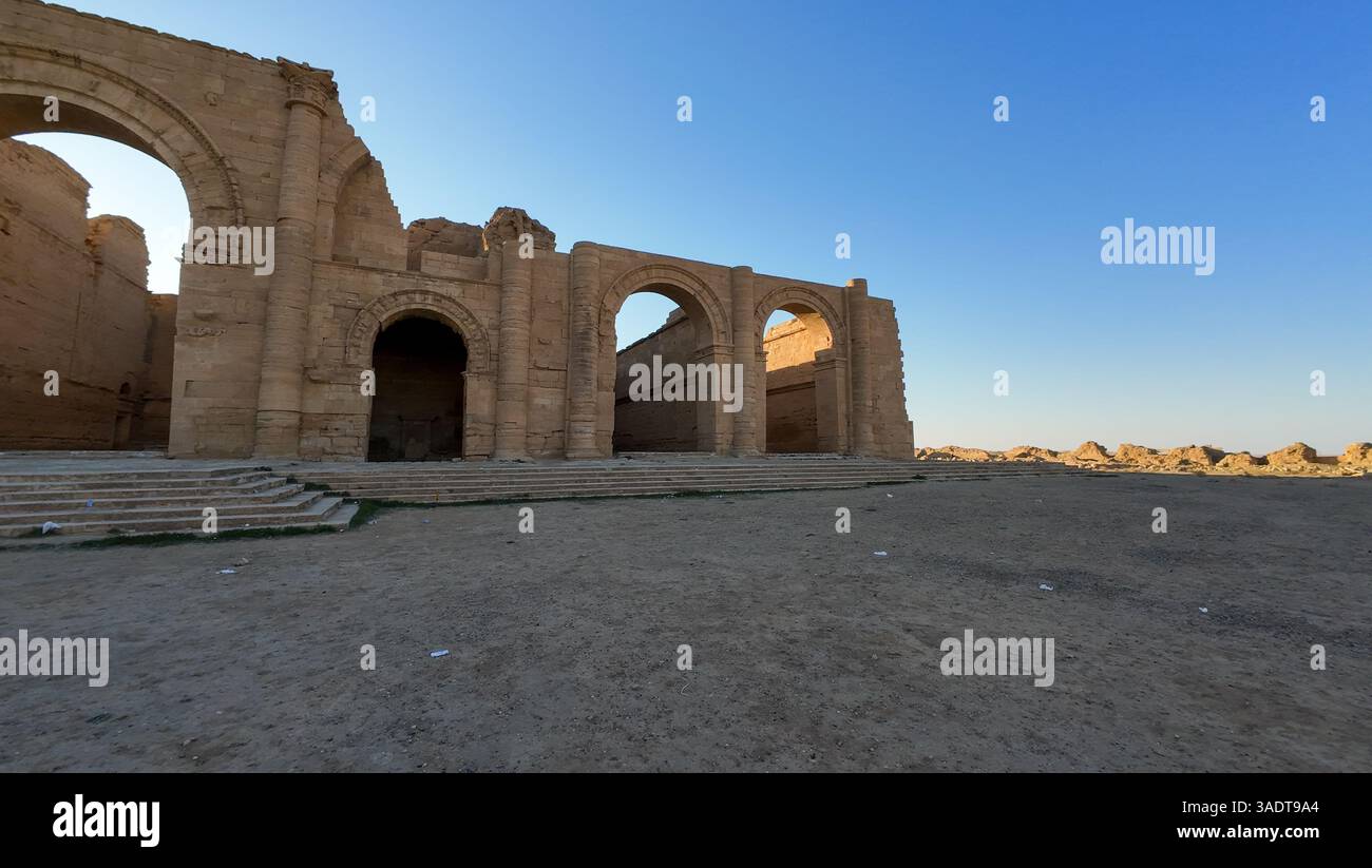 Anciennes ruines en pierre avec de grandes arches sous un ciel bleu clair. Banque D'Images
