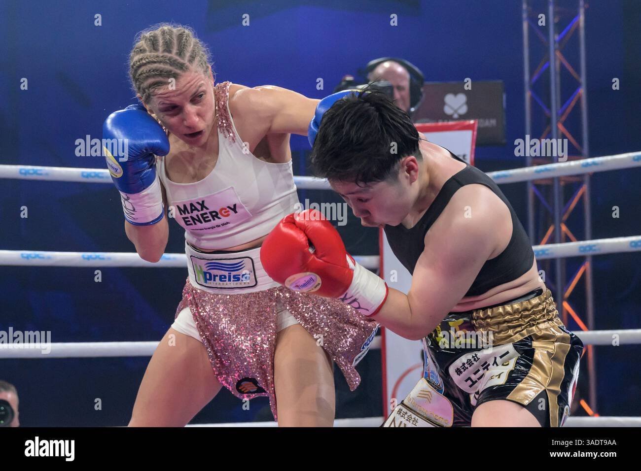 MBS Arena, Deutschland. 05th Apr, 2025. WBC/WBA/WBO/IBF The Ring World Championship Atomweight (10 RDS.) V. L. Tina Rupprecht (GER) v. Sumire Yamanaka (JPN) GER, Brandenburg, Potsdam, ses, Boxgala in der MBS Arena in Potsdam AM 5.04.25, Foto : HMB Media - Uwe Koch, 05.04.2025 crédit : dpa/Alamy Live News Banque D'Images