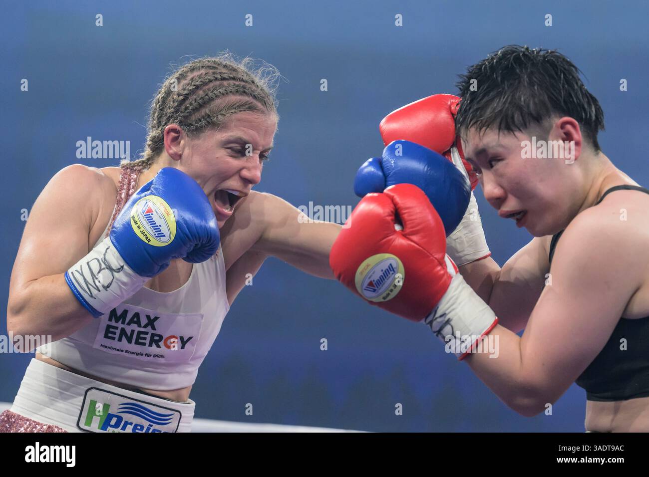 MBS Arena, Deutschland. 05th Apr, 2025. WBC/WBA/WBO/IBF The Ring World Championship Atomweight (10 RDS.) V. L. Tina Rupprecht (GER) v. Sumire Yamanaka (JPN) GER, Brandenburg, Potsdam, ses, Boxgala in der MBS Arena in Potsdam AM 5.04.25, Foto : HMB Media - Uwe Koch, 05.04.2025 crédit : dpa/Alamy Live News Banque D'Images