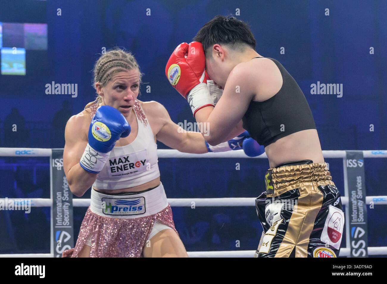 MBS Arena, Deutschland. 05th Apr, 2025. WBC/WBA/WBO/IBF The Ring World Championship Atomweight (10 RDS.) V. L. Tina Rupprecht (GER) v. Sumire Yamanaka (JPN) GER, Brandenburg, Potsdam, ses, Boxgala in der MBS Arena in Potsdam AM 5.04.25, Foto : HMB Media - Uwe Koch, 05.04.2025 crédit : dpa/Alamy Live News Banque D'Images