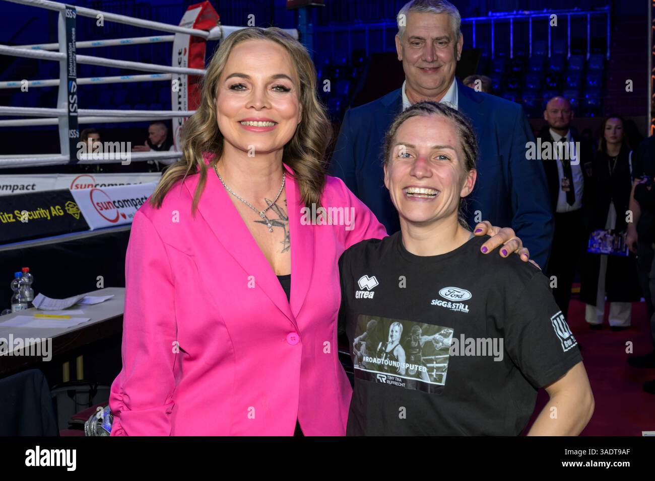 MBS Arena, Deutschland. 06 avril 2025. WBC/WBA/WBO/IBF The Ring World Championship Atomweight (10 RDS.) IM Kampf um die Titel siegt Tina Rupprecht (GER) v. Sumire Yamanaka (JPN) im Bild v. l. Regina Halmich - Boxerin mit Tina Rupprecht nach gewonnenen Kampf, GER, Brandenburg, Potsdam, ses, Boxgala in der MBS Arena in Potsdam am 5.04.25, Foto : HMB Media - Uwe Koch, 05.04.2025 crédit : dpa/Alamy Live News Banque D'Images