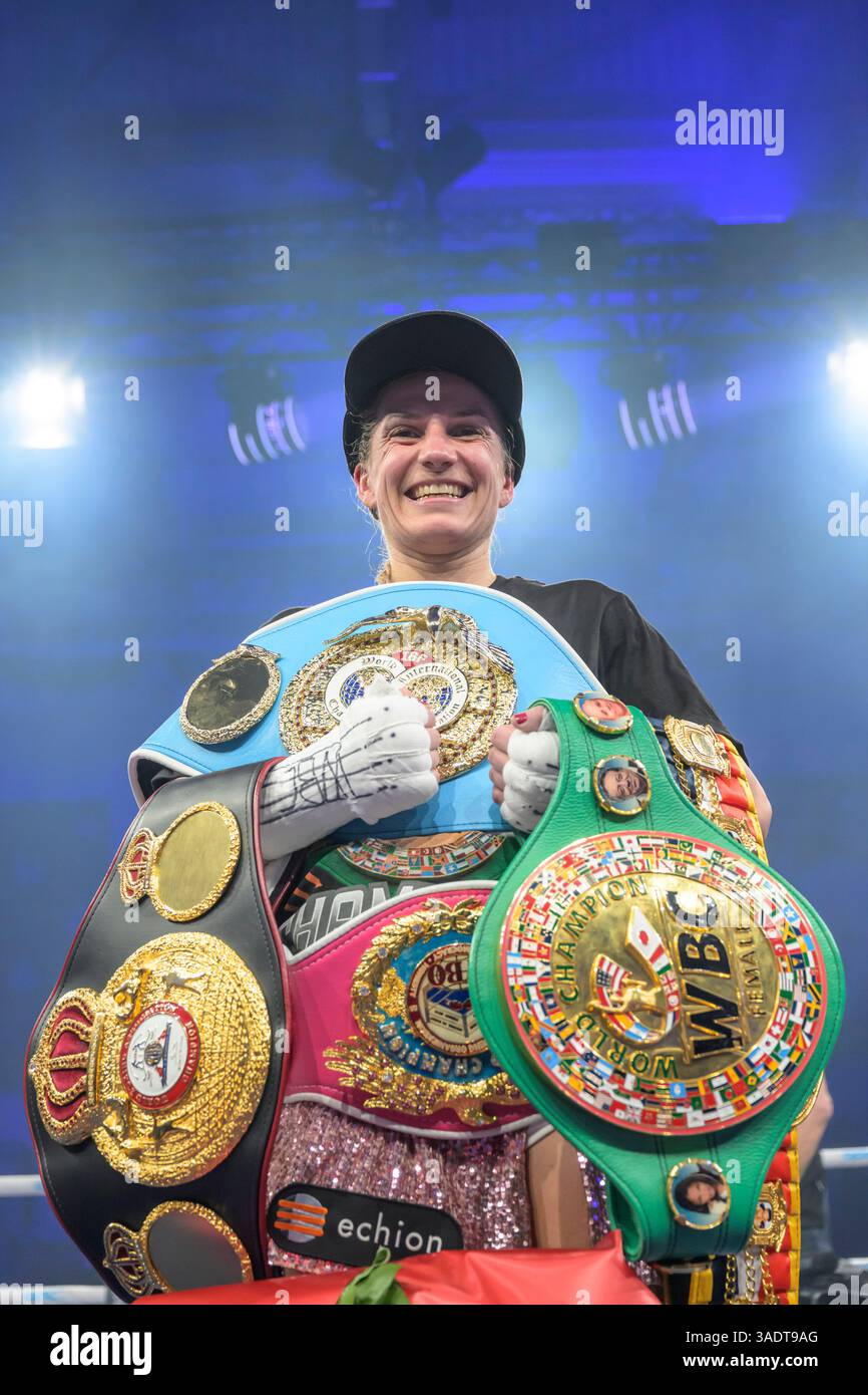 MBS Arena, Deutschland. 05th Apr, 2025. WBC/WBA/WBO/IBF The Ring World Championship Atomweight (10 RDS.) IM Kampf um die Titel siegt Tina Rupprecht (GER) v. Sumire Yamanaka (JPN) GER, Brandenburg, Potsdam, ses, Boxgala in der MBS Arena in Potsdam AM 5.04.25, Foto : HMB Media - Uwe Koch, 05.04.2025 crédit : dpa/Alamy Live News Banque D'Images