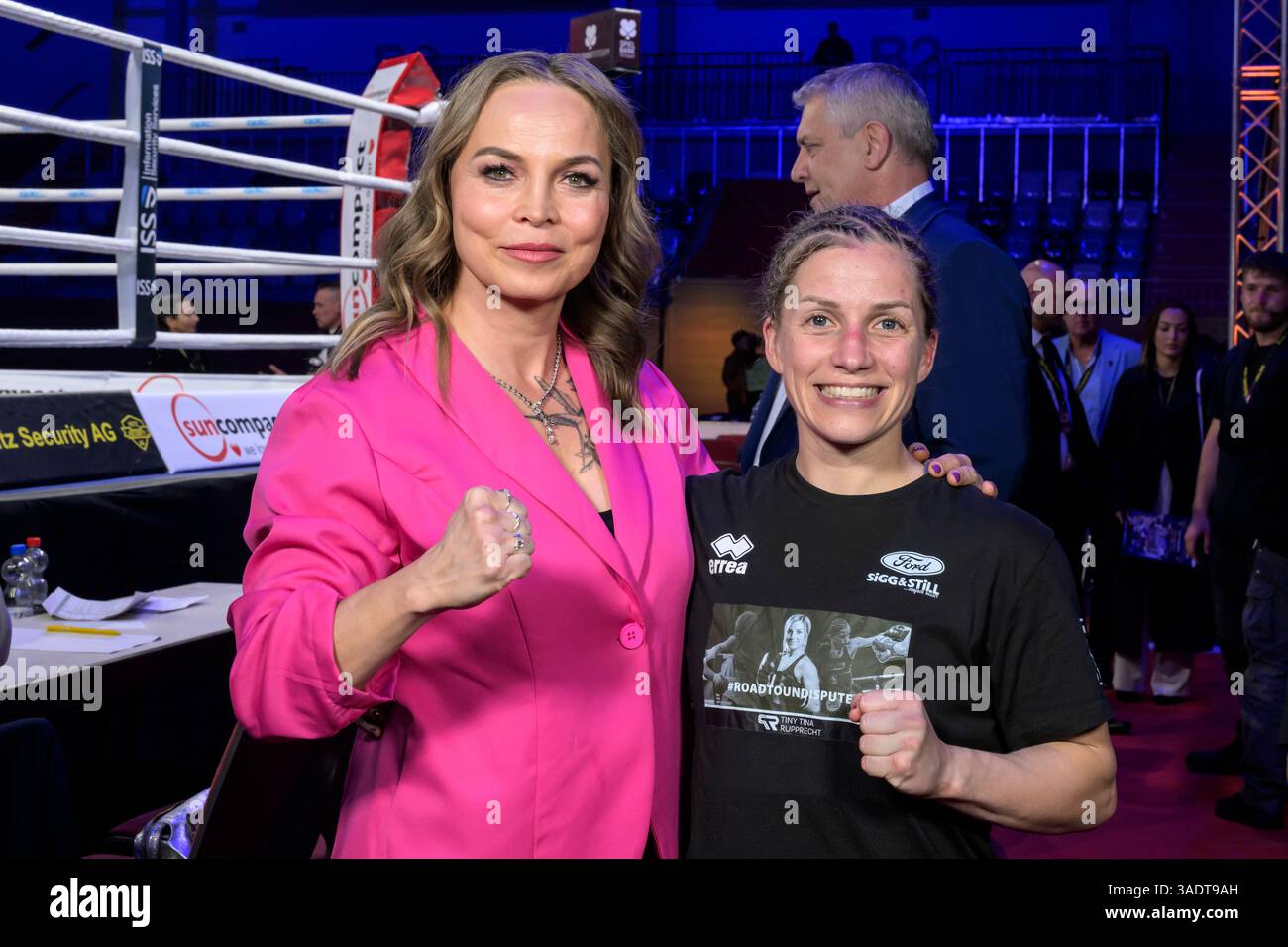MBS Arena, Deutschland. 06 avril 2025. WBC/WBA/WBO/IBF The Ring World Championship Atomweight (10 RDS.) IM Kampf um die Titel siegt Tina Rupprecht (GER) v. Sumire Yamanaka (JPN) im Bild v. l. Regina Halmich - Boxerin mit Tina Rupprecht nach gewonnenen Kampf, GER, Brandenburg, Potsdam, ses, Boxgala in der MBS Arena in Potsdam am 5.04.25, Foto : HMB Media - Uwe Koch, 05.04.2025 crédit : dpa/Alamy Live News Banque D'Images
